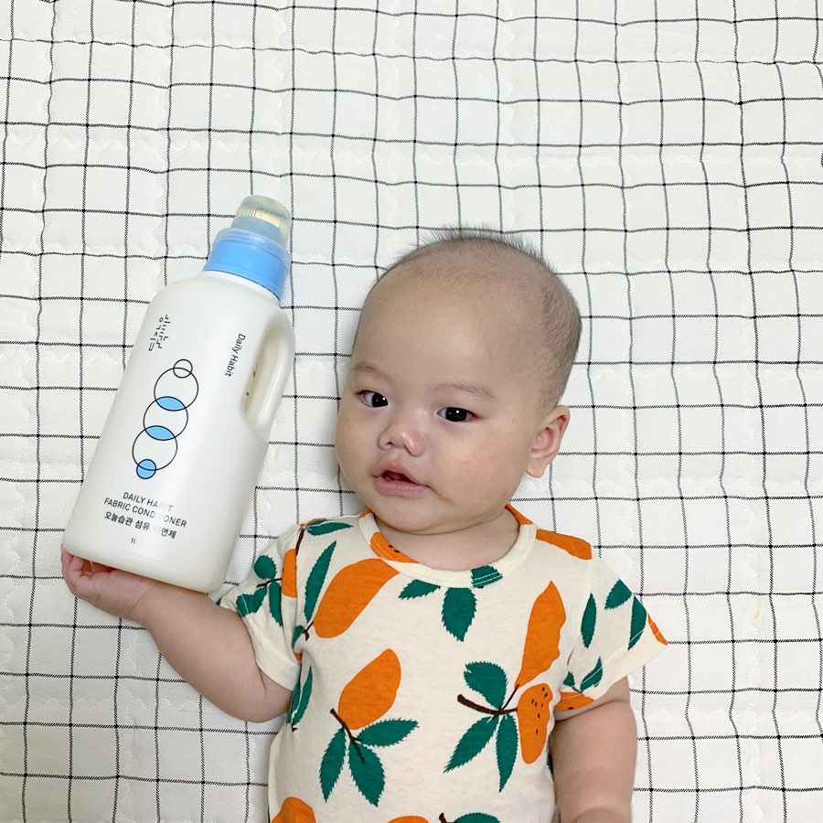 ♡ ѕ ɪ  ᴡᴀɴ ♡ on Instagram: “이모들 제가 쓰는 이 섬유유연제는요!!🤗 ⠀ ✓ 향기 톡톡 캡슐 NO! ✓ 미세 플라스틱 무첨가! ✓ 식물성 계면활성제와 콩을 발효한 EM 발효성분! ✓ 유해성분 ZERO! ⠀ ⠀ #오늘습관 #오늘습관섬유유연제 #섬유유연제 #플로럴코튼향…”