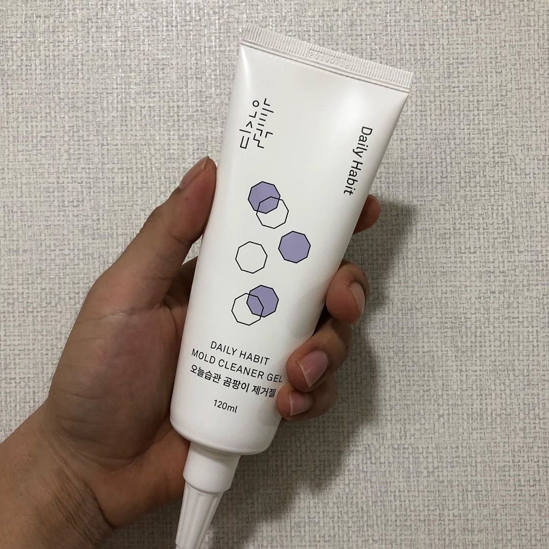 사람 on Instagram: “오늘습관 "곰팡이제거"
요즘처럼 습할땐 화장실에 곰팡이가 생기기 나름이지 그래서 나온제품 곰팡이 젤 이것은 말이야 물기를 제거하고 쓱 짤아주고 2시간? 아니 그냥할일 하고와서 쓱씻어주면 저렇게 곰팡이 진심으로 사라짐 효과 좋아서 놀랫음”