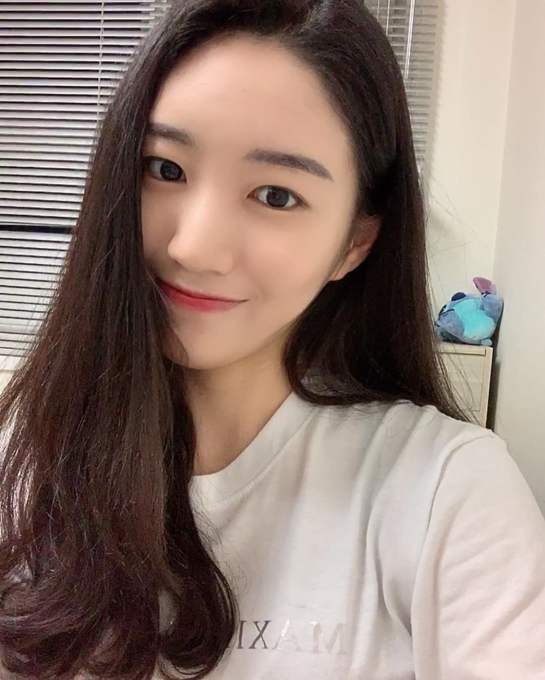 심수민 on Instagram: “눈썹 생긴지 7일차! 내 생애 첫 눈썹문신을 ‘블리스유’ 에서 하게 된 것을 가장 영광으로 생각합니다🤩 원래 눈썹 진짜 못그려서 맨날 눈썹모양도 맨날 바뀌고 힘들었는데 이쁘신 원장언니님이 생명을 불어 넣어 주셨다😍 이러면 안되는데 쌩얼에 자신감이…”