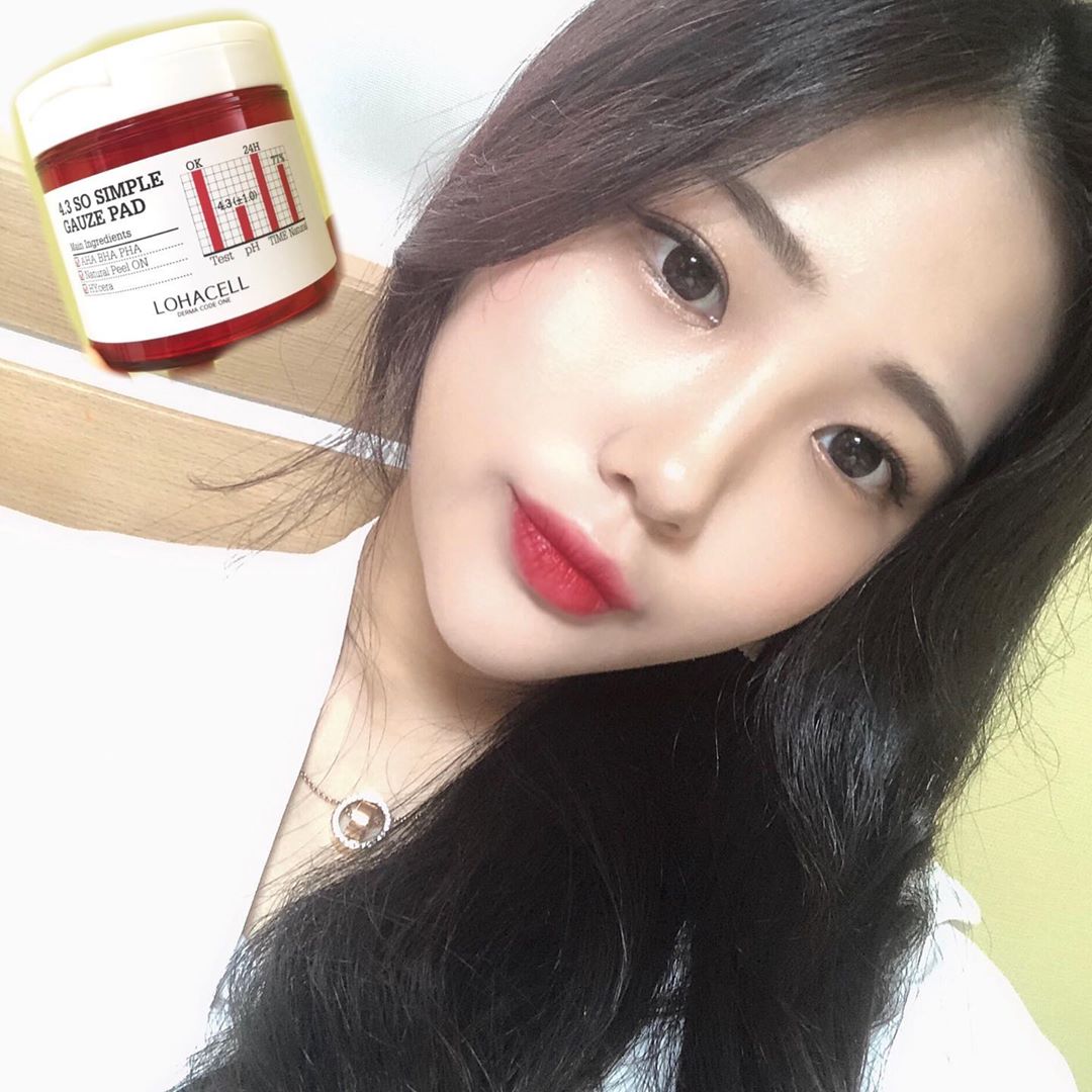 Happiness❤️ on Instagram: “#로하셀쏘심플거즈패드 세안후 거즈면으로 쓰윽 닦아주고 엠보면으로 한번더 정돈해주면 ph4.3을 적용시켜 세안 후에 올라간 ph를 빠르게 낮춰줘서 피부 산도 밸런스를 맞춰주고  AHA, BHA, PHA의 효율적 배합을 통해 세안 후에도 남아 있을 수…”