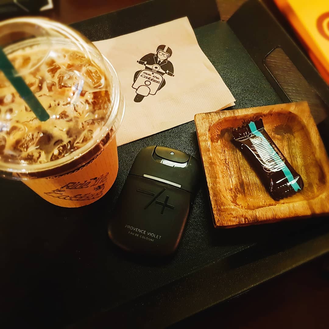 이화은 on Instagram: “어디든쏙쏙 얇고작아서휴대하기편리한 #포켓향수 운동하고나서 카페에서도 파우치에도쏙들어가서 진짜편하게들고다님ㅋㅋㅋ 친구선물해줬는데왜다안주냐며🤗🤗🤗 나두써야지이이이이 운동많이해서향기에민감한데 향도안강하고 부담없이뿌릴수잇어서좋으다👍 최애커피숍에서…”