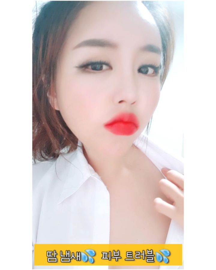 김 현아🇰🇷 Hyeon ah Kim on Instagram: “저는 향이 좋은 바디미스트를  모으는 취미(?)가 있어요.  특별한 향기를 만나면 꼭 사야 하고! 여러 제품을 섞어서 새로운 향을 탄생시키는 재미가 쏠쏠하답니다.  나만의 향기가 탄생하는 것, 그리고 기분좋은 향기로  외출 준비를 마치는 그 순간,…”
