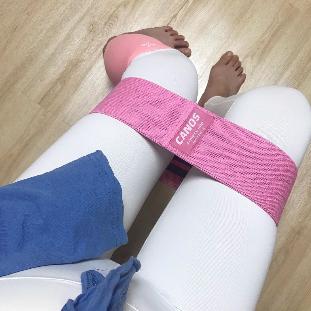 채니의 일상🍒 on Instagram: “애플엉덩이로 거듭나기위한 필수운동스쿼트를 더 신경써서 하기 위한 #힙업밴드 🍎 역시 맨몸운동보다 힘이 더 꽉😖💦 요즘은 뒷태가 예쁜 여자들한테 눈길이 더 가는중👀 집에 점점 홈트하기 좋은 소도구 들이 생겨나는중💕 👧🏻내가 좋아하는 핑크로 픽…”