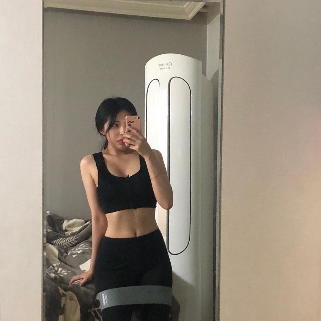 혜  빈 on Instagram: “애플힙만들어야지 🍎
.
.
.
홈트하는 나에게 딱인 홈트연구소 힙업밴드! 엄청 짱짱해서 운동 강도가 👍
.
.
#홈트연구소 #힙업운동 #힙업밴드 #애플힙 #스쿼트밴드 #요가밴드 #필라테스밴드 #하체운동 #홈트레이닝 #홈트”