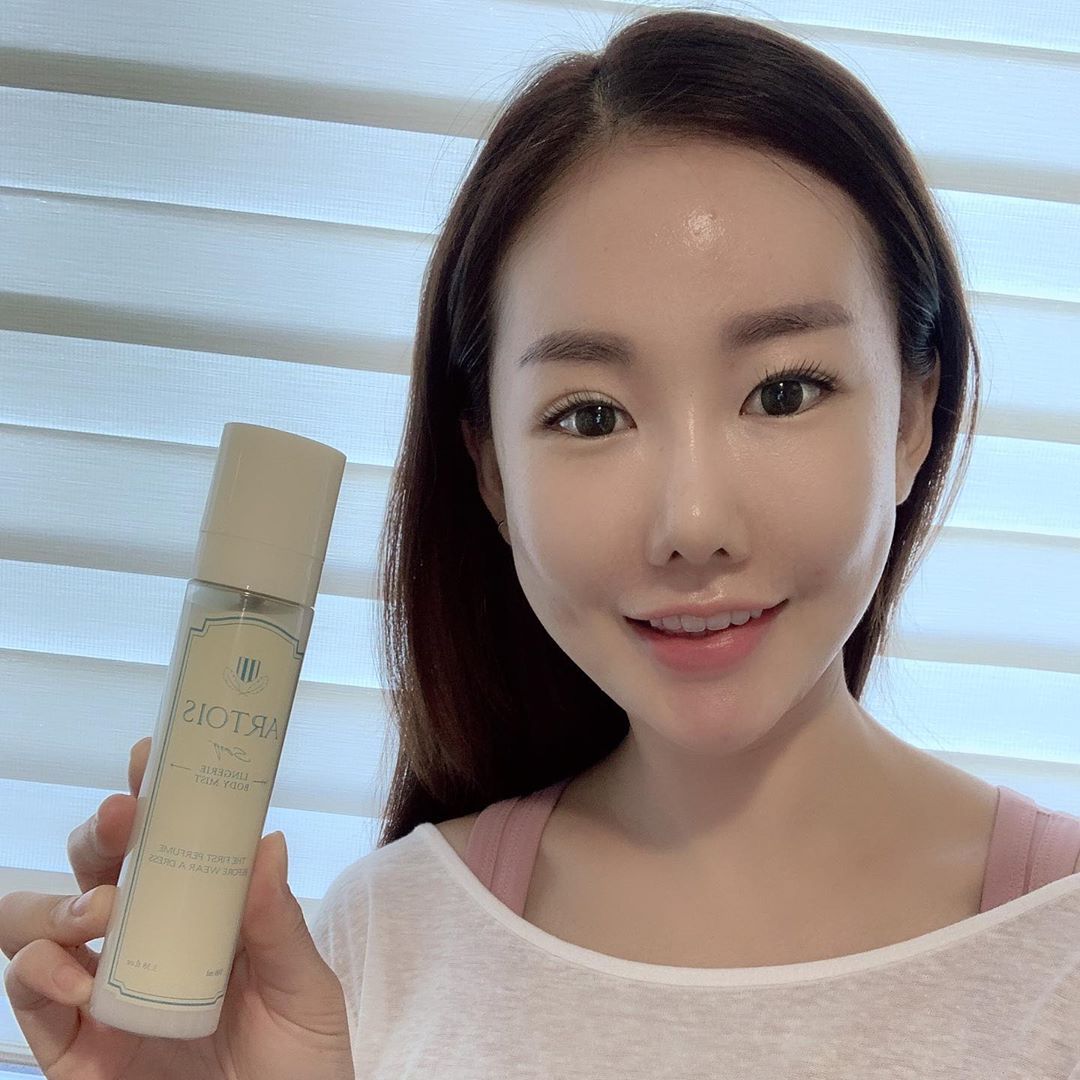 필라녀🌷마니언니 on Instagram: “운동끝나고 비누향 바디미스트 칙칙🌿 여자나 남자나 향이 좋아야 매력적임💜 이건 몸에 뿌려도 되고 옷에 뿌려도 되고  룸스프레이로도 사용할 수 있음😆♥️ . 프리지아의 포근하고 은은한 비누향🌷 데일리로 쓰기 좋을듯😊 . . . #마니언니 #필라녀…”