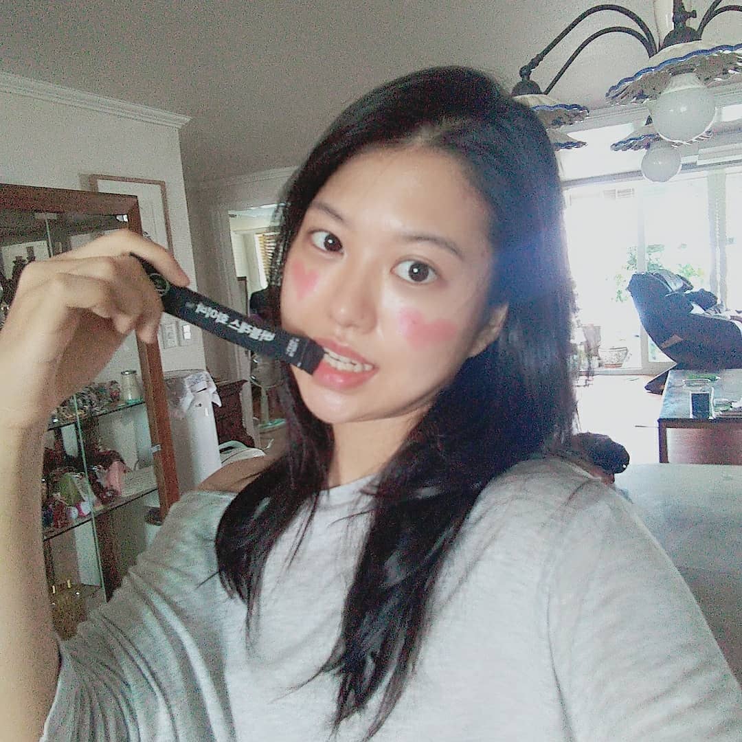Lindsey Han on Instagram: “건강식품에 미쳐버린 사람 나야나... 다르건 다 좋은데 사실 야채를 한가득 먹는건 일상생활하면서 한계가 있다 보니까  챙겨먹는 식이섬유의 중요성을 느끼는데,, 그러다가 발견한 나의 꿀템  차전자피 식이섬유!  요거 하나면 화장실 끝장....…”