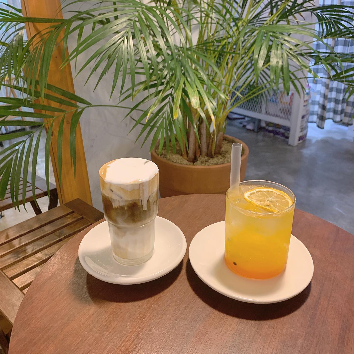분위기가 다 해버린 작은 카페 🌿
열두달커피 ☕️ 패션후르츠에이드 💛
#나의열두달 #카페나의열두달