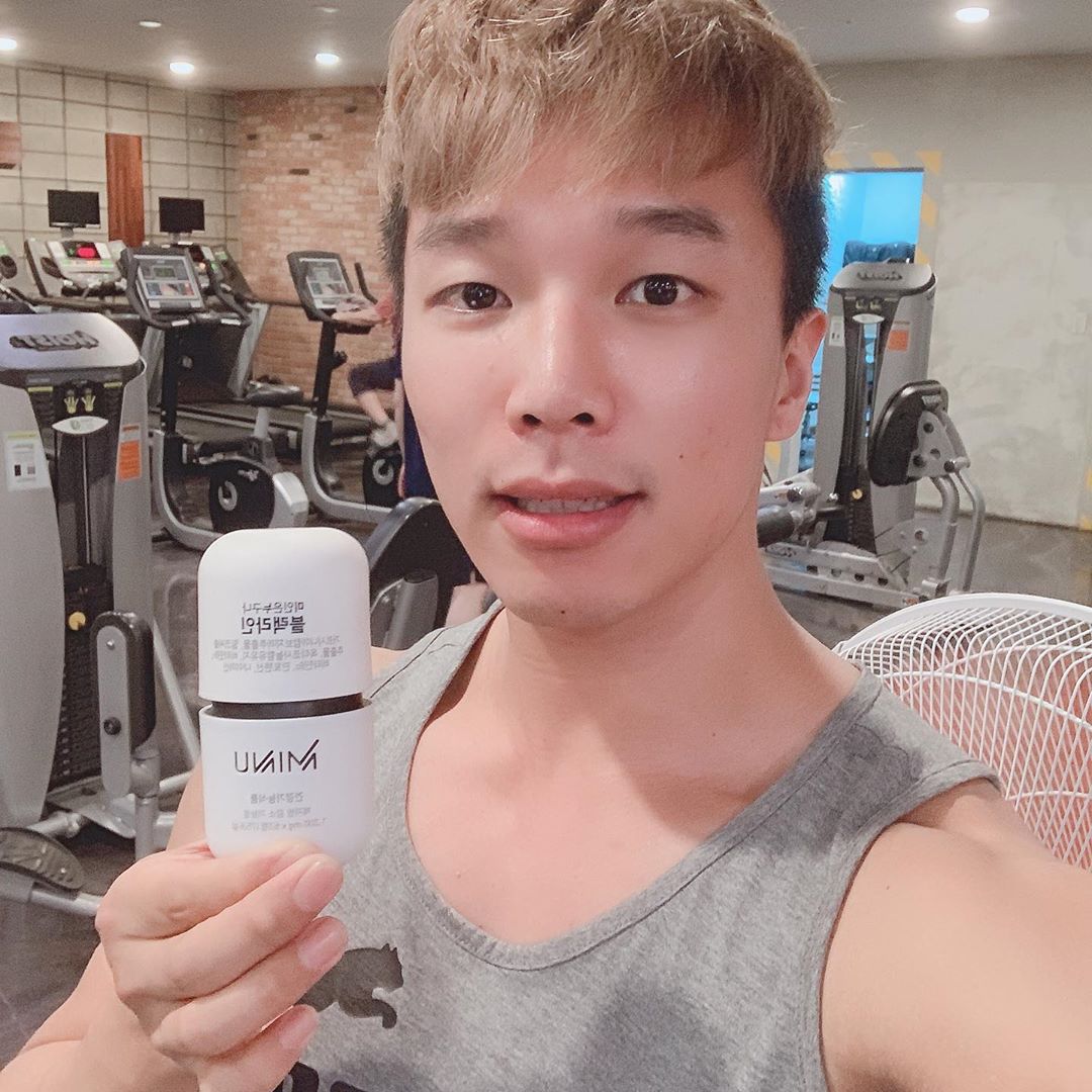 보랭 on Instagram: “D-70 인택쌤이랑 한 컷🙊💕 저 많이 신경써주셔서 정말 감사해요 선생님 ㅎ.ㅎ 요즘 피로도 심하고, 많이 지쳤었는데 미누 블랙라인 밀크씨슬을 먹으면서  운동하니깐 기운이 나네요👍🏻 : 아무래도 운동보조제를 먹게 되면 간이 상할 수 밖에 없다고…”