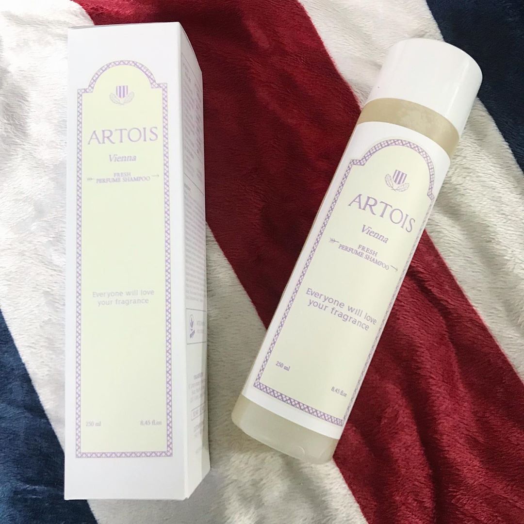 김은채 on Instagram: “이번에 식물성 샴푸로 바꿔봤는데
머스크향에 꽃향까지나서 킁캌킁카 머리카락냄새만 맡는중ღ 
#천사연구소 #아르투아 #아르투아샴푸 #향기좋은샴푸 #퍼퓸샴푸 #올데이샴푸 #향수샴푸 #artois #ad #리뷰쉐어”