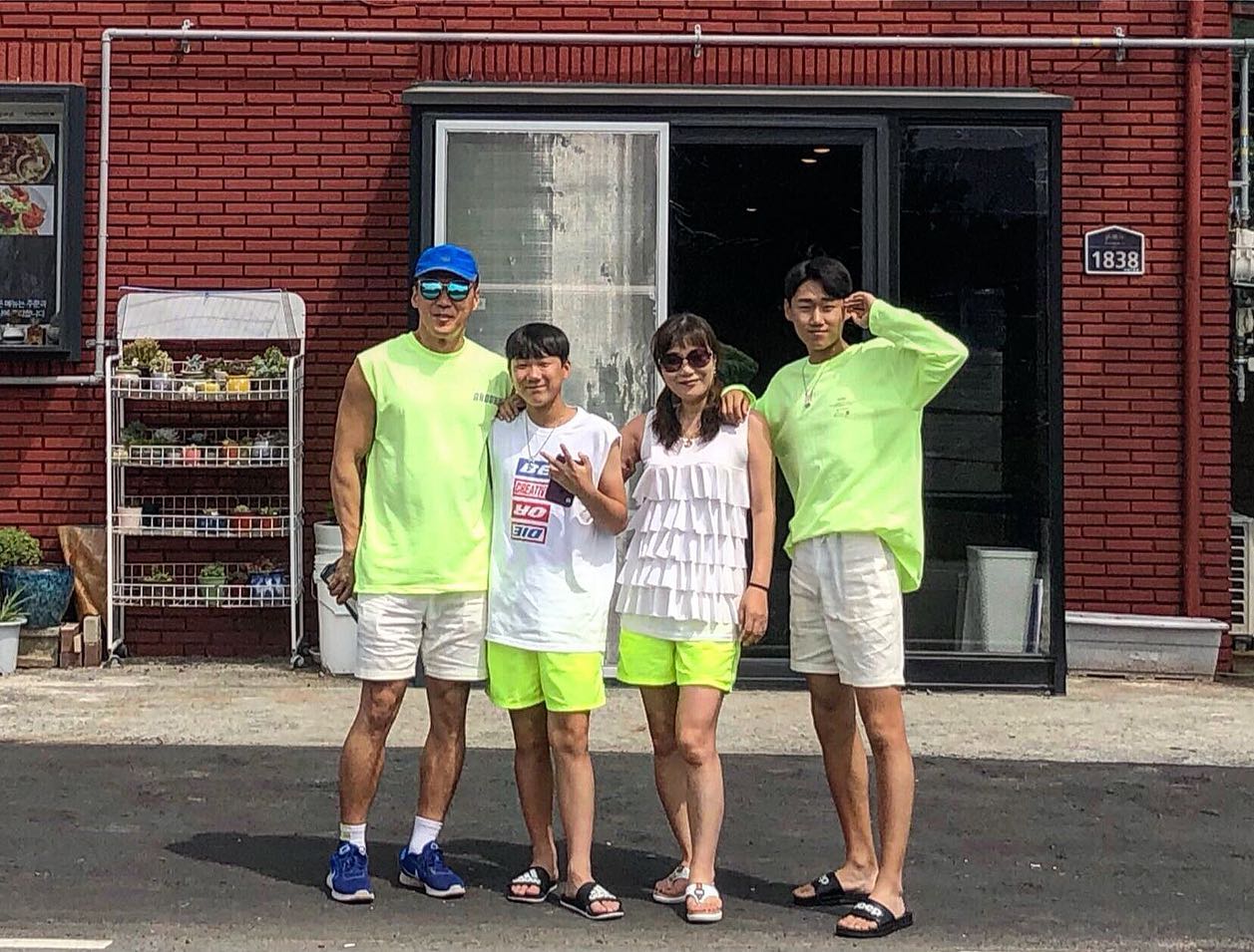 Family👨‍👩‍👦‍👦
#시밀러룩
ㆍ
ㆍ
ㆍ
ㆍ
ㆍ
ㆍ
ㆍ
ㆍ
ㆍ
ㆍ
#가족시밀리러룩 #커플시밀러룩 #형광 #형광티 #인싸 #오오티디 #가족룩 #02 #18살 #고2 #맞팔 #좋아요 #맞팔 #인싸템 #형광바지 #ootd  #dailylook #데일리룩 #일상 #가족데일리룩