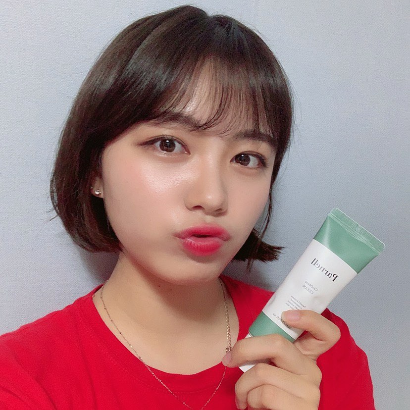 백혜진 on Instagram: “#파넬시카마누크림 피부 진짜 너무너무 건성이라 마지막에 쫀쫀한 크림 바르는 거 필수인데😢 기대이상으로 촉촉쫀쫀한 #시카크림 💓 기존 시카크림보다 화한 향이 좀 덜 나는 느낌이구, 3중 히알루론산 덕분에 골고루 흡수돼서 진짜 화장 너무 잘 먹어요😋 안…”