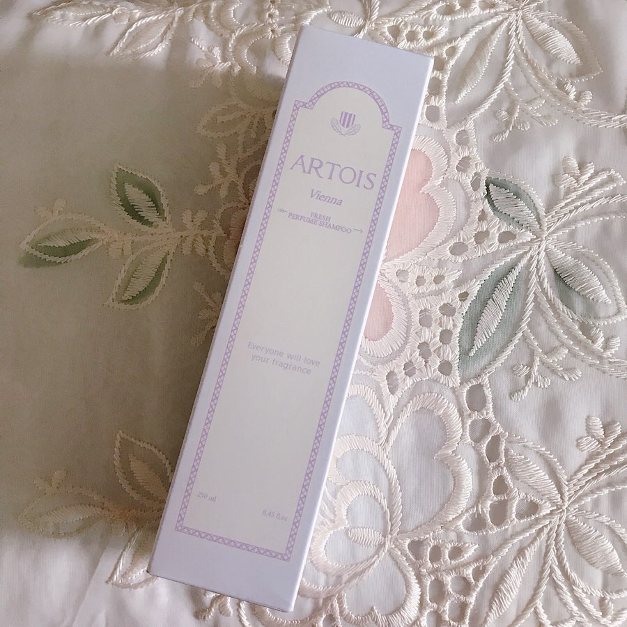 행복지니 on Instagram: “<성분은 순하게 향기는 진하게_ 아르투아 퍼퓸샴푸> _ 사용해본 제품은 비엔나 향으로 깊고 성숙한 파우더 향이에요ㅎㅎ 파우더향이 엄청 진하지 않고, 은은하고 오래 지속되는게 포인트!🧖🏻‍♀️ 향 뿐만 아니라 머릿결도 생각해 주는 아주 바른 샴푸🥰 _…”