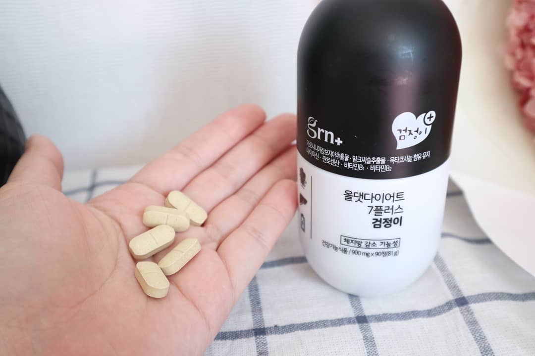 꿀마마♡ on Instagram: “요즘 살쪄서 몸이 피곤하다는 울 남편님~ 핸폰으로 계속 뭘 살까 고민중이시다. 검정이를 보며 먹고 싶다는 울 남편!! 이게 남성전용 보조제라서 남자한테 더 효과가 좋다고 해서 검정이로 계속 보심~ 이걸 먹고 나니간 이제 피곤함도 덜한것 같고 평소보다…”