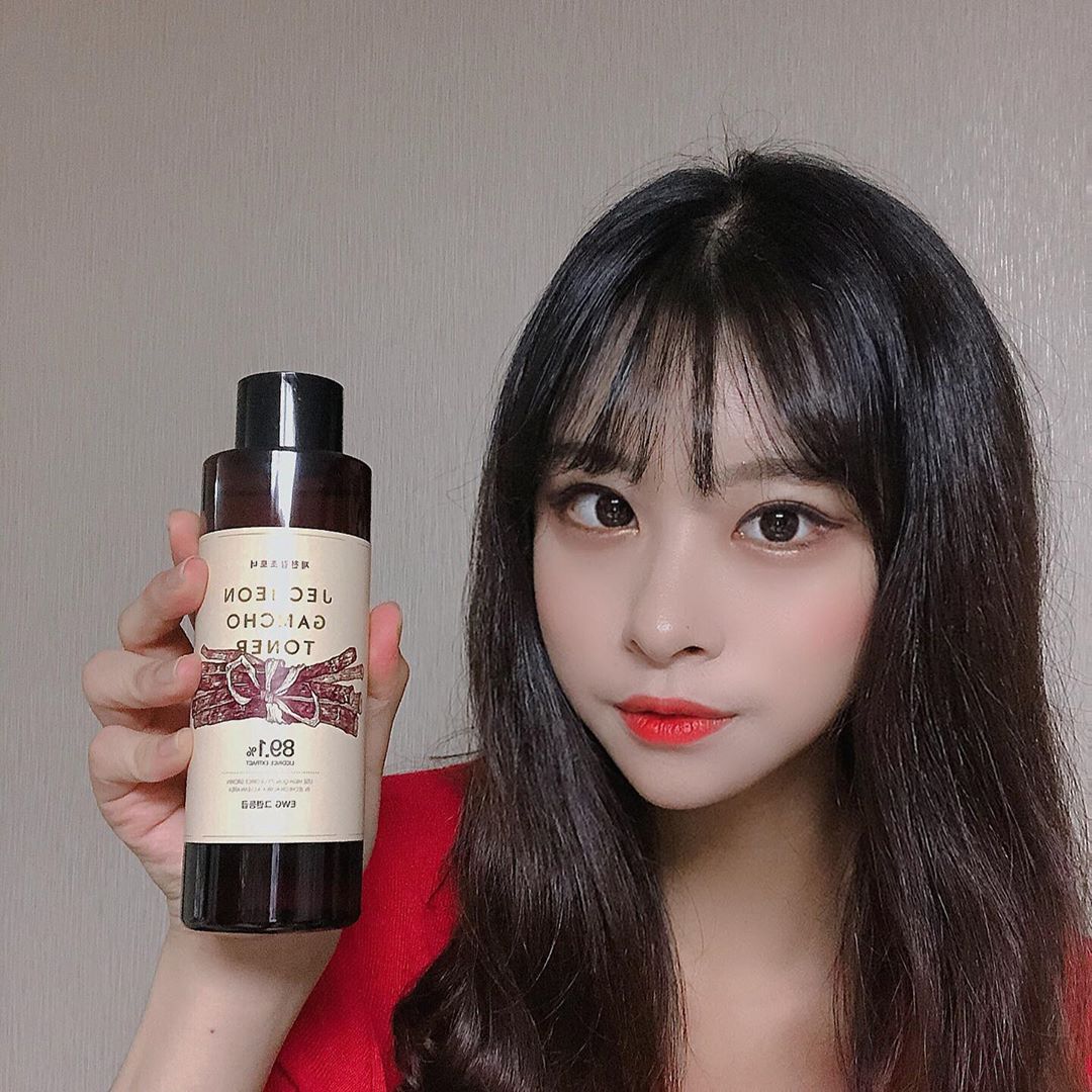 EUNSEO on Instagram: “요즘 사용중인 제천감초89%토너!! (클렌징바까지 같이 주셨어요💕) 얼굴의 열을 내려주고 진정효과까지 있다는 토너입니다! ㅎㅎ 온도가 높은 피부나 건조한 피부에 꼭 필요한 토너에용‼️ 감초가 피부에 영양을 부여하는데 좋다구 하더라구요 토너는 촉촉하게…”