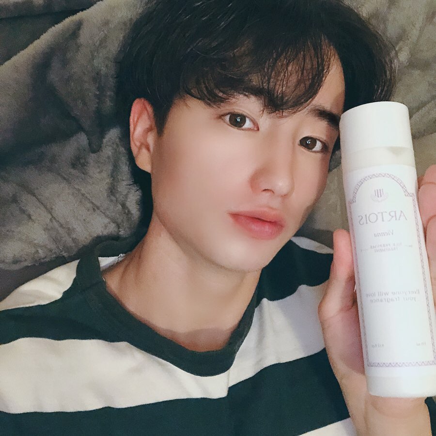 찌니💫 on Instagram: “아르투아  실크 퍼퓸 트리트 먼트 . . . 최근에 펌도 하고 머릿결이 많이 손상이 심한데 아르투아 트리트먼트로  손상을 줄이고 펌도 오래갈수 있는제품을 찾았고 냄새도 파우더 향이라 계속적으로 질리지도 않고 옆에만 지나가도 향기가 살아있어 옆사람에게…”