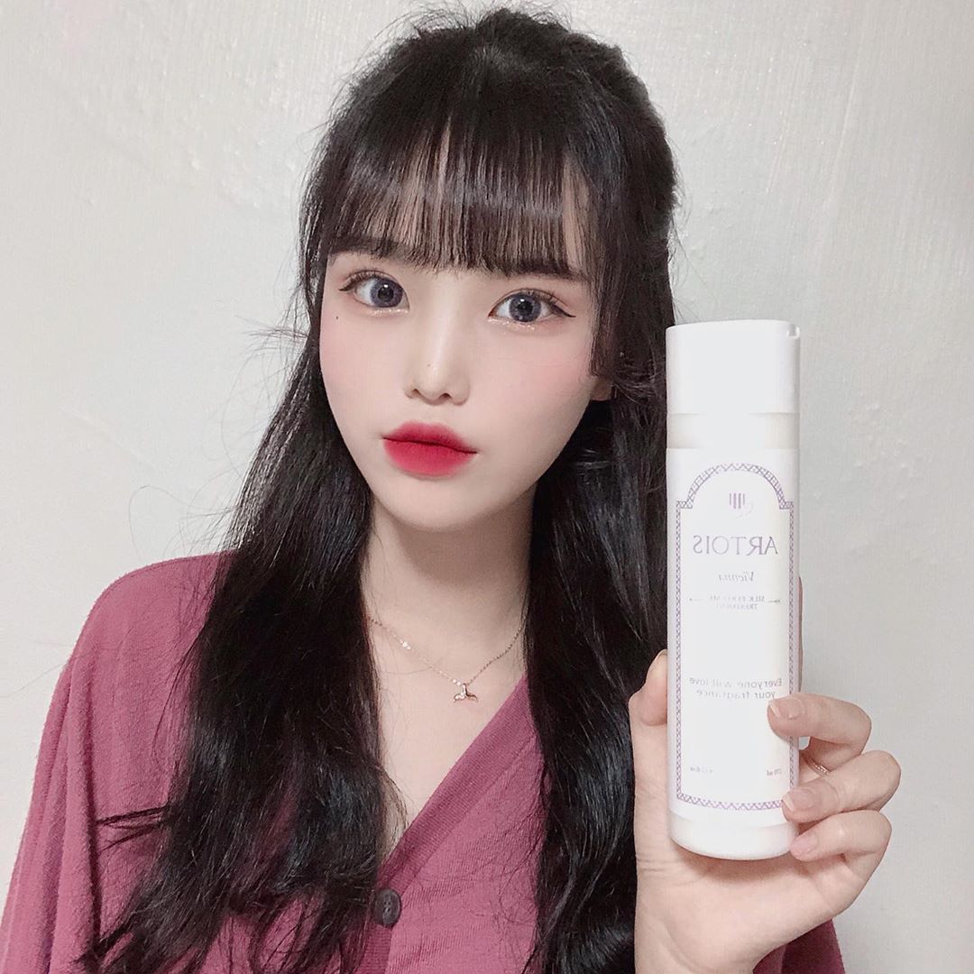 👸🏻 이가연 on Instagram: “요즘 내 머릿결 책임져주는 트리트먼트💋 다른 파우더 향 보다 훨씬 좋은 파우더 향이라 씻을때마다 기 분 좋아짐 😝  식물성 보습 성분이 6가지나 들어가서 다른 트리트먼트보다 훨씬 모발도 탱글해짐💕❤. #천사연구소 #아르투아 #아르투아트리트먼트…”
