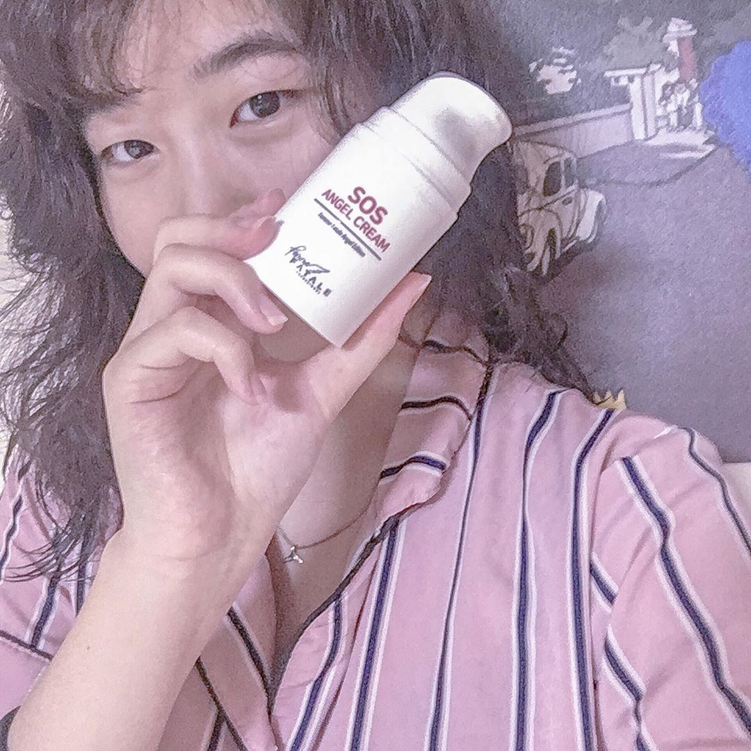 민영 on Instagram: “SOS 엔젤크림 🥰 한방 베이스 페이스&바디 크림입니당 얼굴 라인이나 몸매 라인 정리해준다고 해용! 바르면 물파스처럼 화악 열감 올라오는게 넘 조타능 #sos엔젤크림 #팜므스킨 #승모근크림 #개미허리크림 #아이돌페이스크림 #얼굴윤곽크림 #필라테스크림…”