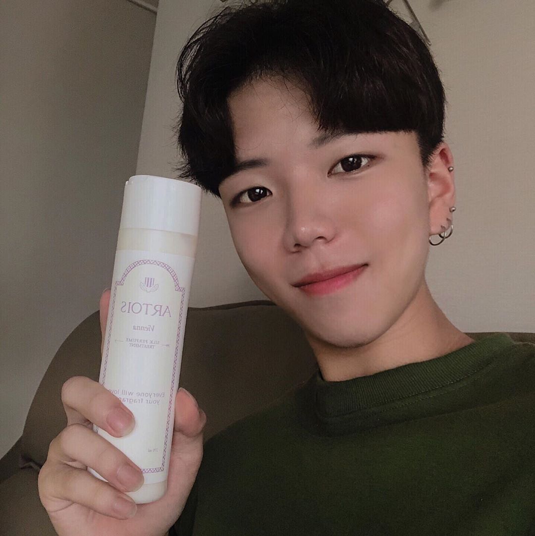 김준영(귀요미) on Instagram: “☆ NEW 아르투아 비엔나 실크 퍼퓸 트리트먼트 ☆  파우더앤 솝향: 깊고 성숙한 파우더향 ⠀ ⠀  비엔나 바디미스트, 비엔나 샴푸를 사용하시는 분들의 요청으로 탄생한 향수트리트먼트  은은하면서 깊은 향이 진짜 너무 좋아요 💦  제가 탈색을 3번이나…”