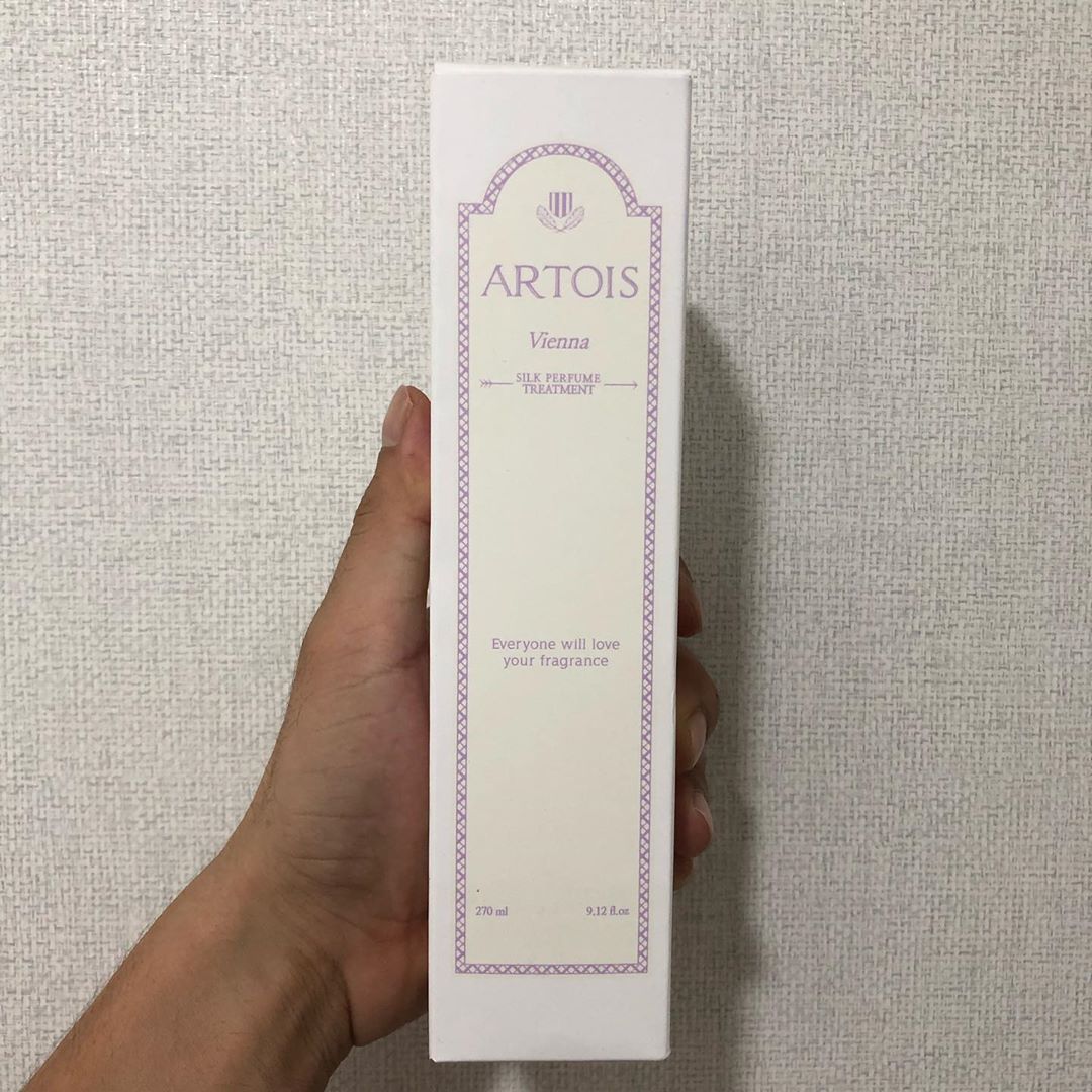 사람 on Instagram: “아르투아 신제품 실크 퍼퓸 트리트먼트 후기 아르투아는 일년전부터 사용하게된 브랜드 브랜드 자체가 향으로 유명해서 뭐 아는사람들은 알거라 생각해 바디워시 바디로션 바디미스트 까지 사용하고 있는데 향이 지속도 오래가고 보습력도 좋아서 잘쓰고있었다 이번…”
