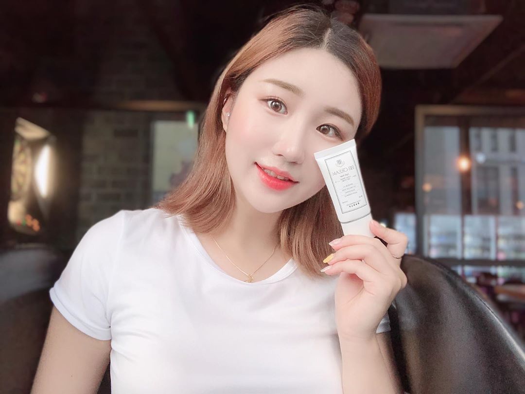 롱보드_LYN.J [아린]🇰🇷 on Instagram: “# 파데&비비 유목민들 주목🔥 요즘 맨날 쓰고 있는 비비크림인데 진짜 리얼 추천 왕추천 👍🏻😭 평소 19-21호,커버력은 좋으면서 촉촉한 물광표현을 좋아하는데 파데도 아닌 비비 주제에 이걸 해냅니다.....✨ 인위적인 컬러 아니고 자연스럽고 화사하게…”