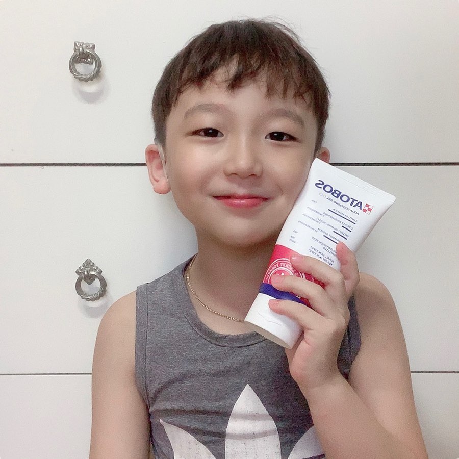 뜰기ෆ on Instagram: “☁️ 아토보스 아쿠아 베이비 수딩젤 ☁️ 적당히 묽은 제형의 유아 수딩젤이예요 :) 병풀추출물이 함유되어 있어 피부 진정 효과 만땅 👍🏻 워터파크 다녀온 뒤 자극받아 붉어진 피부에 냉장 보관해 차가운 수딩젤을 발라주니 금방 진정되고 붉은기도…”