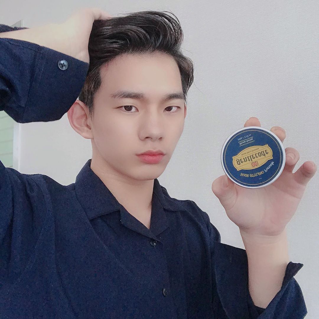 최은수 on Instagram: “💫젠틀코드 헤어 스타일링 포마드💫 . . 평소 헤어스타일에 됭장히 신경을 많이 쓰는 데 왁스산택이 정말 중요한거 같아요 안좋은제품을 쓰면 머리가 떡지기 일수인데 젠틀코드 헤어 스타일링 포마드 라는제품은 발림성이 굉장히 부드럽고 그로인해 쉽게…”