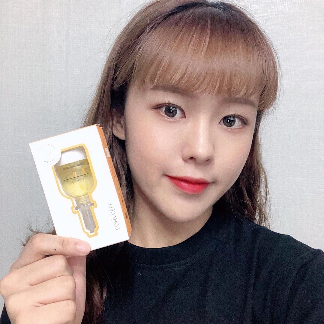 배이지 입미다. on Instagram: “끈적임 없고, 흡수가 빠른 #로하셀 #비타드롭샷앰플 🧪 . . . 로라셀 비타 드롭샷 앰플은 9가지의 멀티비타민과 비타민나무 수 61%를 함유하여 피부의 활력을 되찾았어요😚 또 미백, 주름개선 2중 기능성이 포함 되어있어 이 앰플 하나만 바르면 피부…”