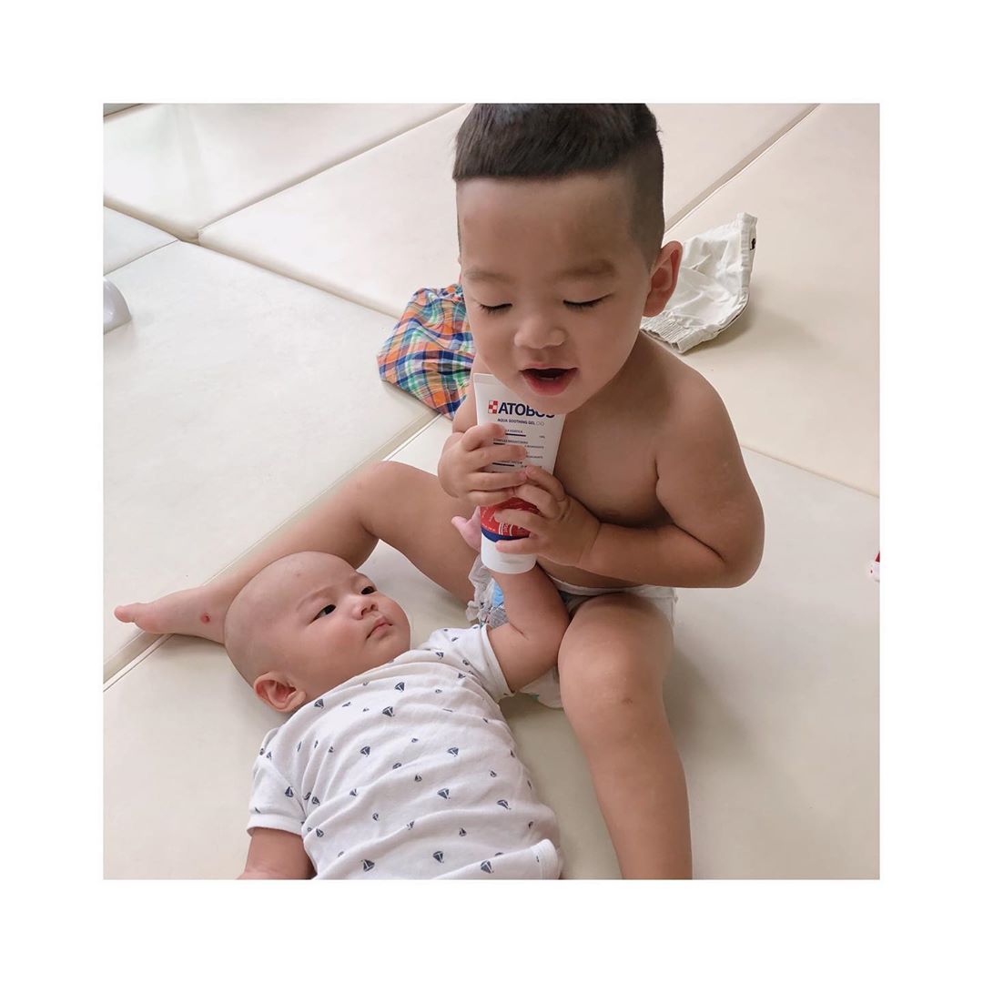 sᴜᴊɪɴ 👑 on Instagram: “요즘 혀노현미니가 쓰고있는 최애 수딩젤💙 혀노 현미니의 나름 예민한 피부의 진정을 도와주는 약산성수딩젤〰️〰️ 끈적거리지않고 금방 흡수되면서 수분감 충전!!!!! #천사연구소 #아토보스 #아토보스수딩젤 #아기수딩젤 #유아수딩젤 #atobos…”