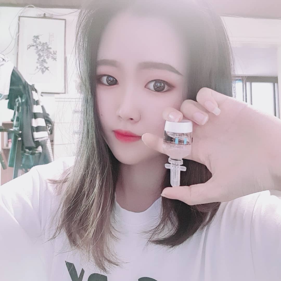 혜원😆 on Instagram: “로하셀 하이 드롭 샷 앰플  쫀쫀하여 금방 피부에 흡수가 되며, 건조한날 즉각적으로 촉척함을 느낄 수 있는 제품이에요 화장을 하면 항상 뜨고 했는데 이 앰플을 쓰고 나서 화장이 촉촉하게 잘먹고 뜨지 않았어요❗ 단독으로 발라도 좋지만 파운데이션과…”