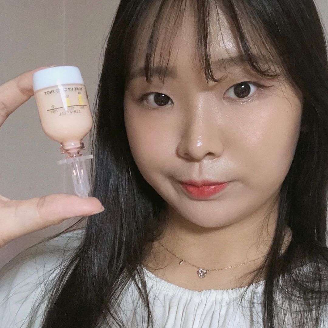 윤진 on Instagram: “<로하셀 톤업 드롭샷 앰플>  이번 휴가철에 잦은 피부 노출로 피부가 많이 타고 푸석푸석해져서 우울해하던중 로하셀의 톤업 드롭샷 앰플을 만났당 다른 앰플에 비해 가격도 저렴하고 효과도 좋다 바르면 맨들맨들해지고 즉각 톤 업이 아니라 서서히 피부…”