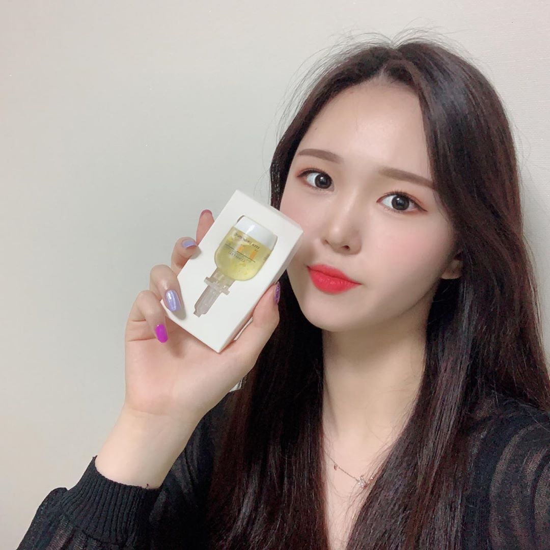 Lee0423 on Instagram: “로하셀 비타 드롭샷 앰플은 비타앰플이라 그런지 향도 상큼하고 텍스쳐도 가벼워서 맘에든당 역시 믿고 바르는 로하셀❣️…”