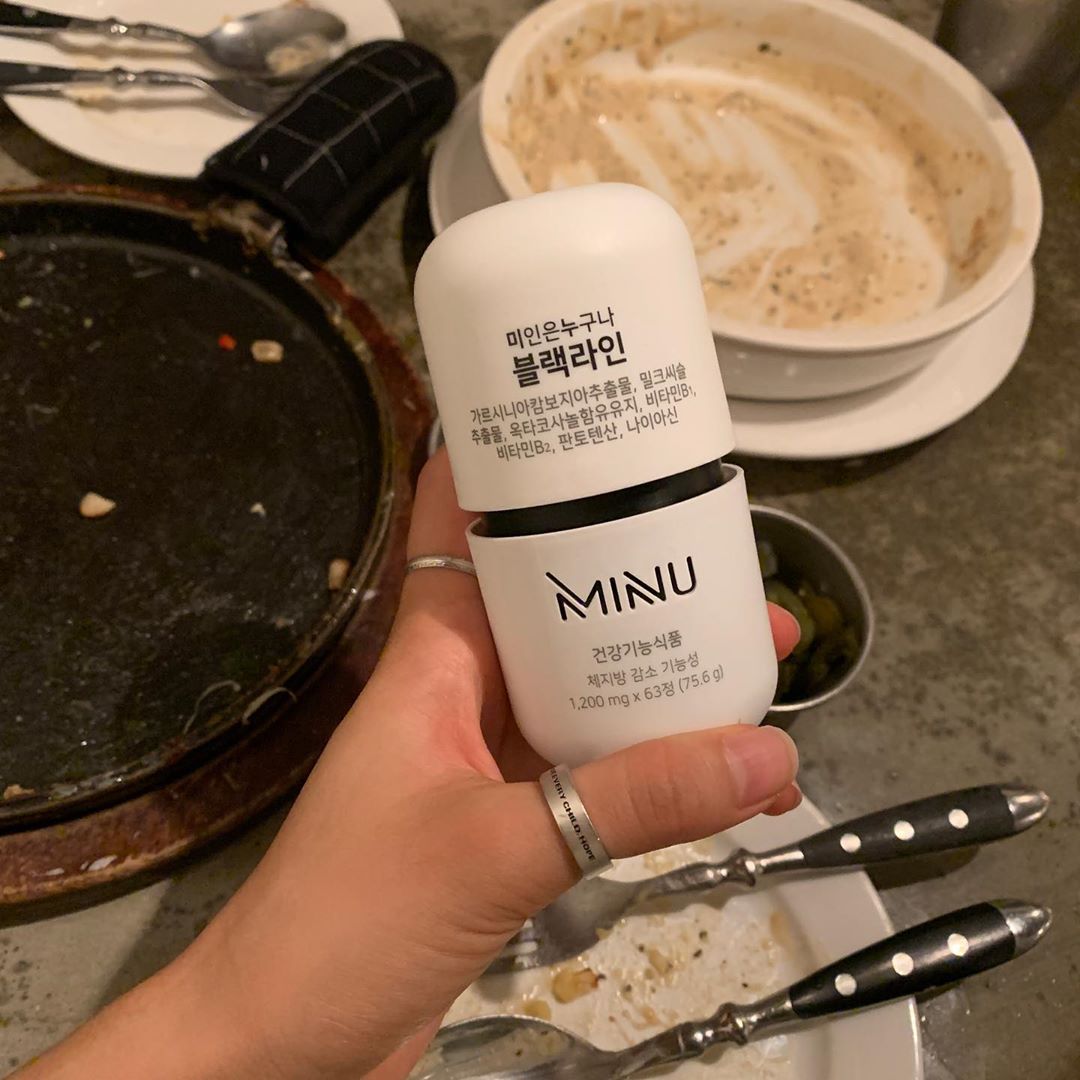 김지호 Jiho Kim on Instagram: “#minu #미누 의 #다이어트보조제 #블랙라인 !  _ 다이어트보조제라고 하지만 그러한 성분 이외에도 몸에 좋은 영양소들이 들어가 있어요!  _ 요놈 챙겨먹으면서 몸에 피로가 덜 쌓이는 기분이 들어요~ 저는 여자여도 효과가 좋았는데, 알고보니…”
