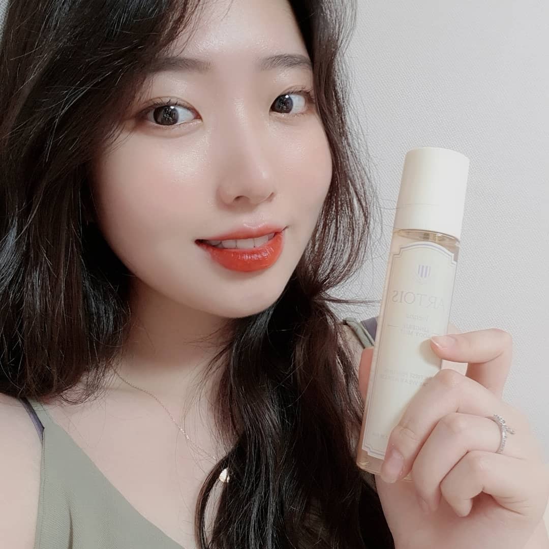 @yeni_____ii on Instagram: “향수보다 은은하고 부담이 없어서 요즘은 바디미스트를 더 애용하고 있어요!!💕 . 8가지 향이 있는데 비엔나는 여성스러운 느낌보다 성숙하고 파우더향 좋아하시는 분들게 추천합니다🤗  남성분들은 비누향 추천 . . . . . . . . . . #천사연구소…”