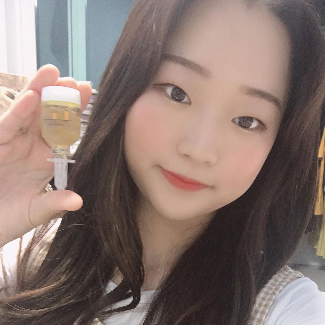 민경(22) on Instagram: “. 요며칠 밤좀 샜다고 피부 난리도 아니였는데 내 최애 컬러 노랭이💛 바르고 한결 나아져따ㅠㅠ 믿쓰로..믿고쓰는로하셀👍피로에 쩔은 피부에 비타민충전🍋 누가 그러던데 비타민 말고 빛타민✨이라고ㅋㅋㅋ . . . #로하셀 #lohacell…”