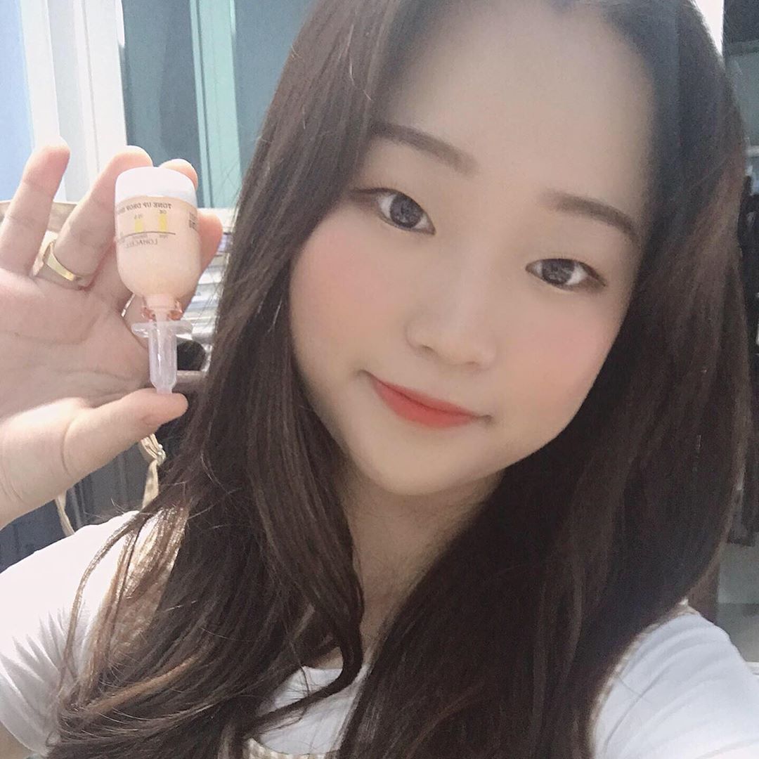 민경(22) on Instagram: “. 칙칙한 피부 환하게 밝혀주는 로하셀 톤업 드롭샷 앰플💖 부드러운 온도니 꾸욱 누르면 뾱하고 앰플이 나온다ㅋㅋㅋ신기햄 파데랑 섞어쓰니깐 자연스럽게 톤업돼서 너무 쥬타!!!👍 열일하는 로하셀 칭찬해🤩 . . . #로하셀 #lohacell…”