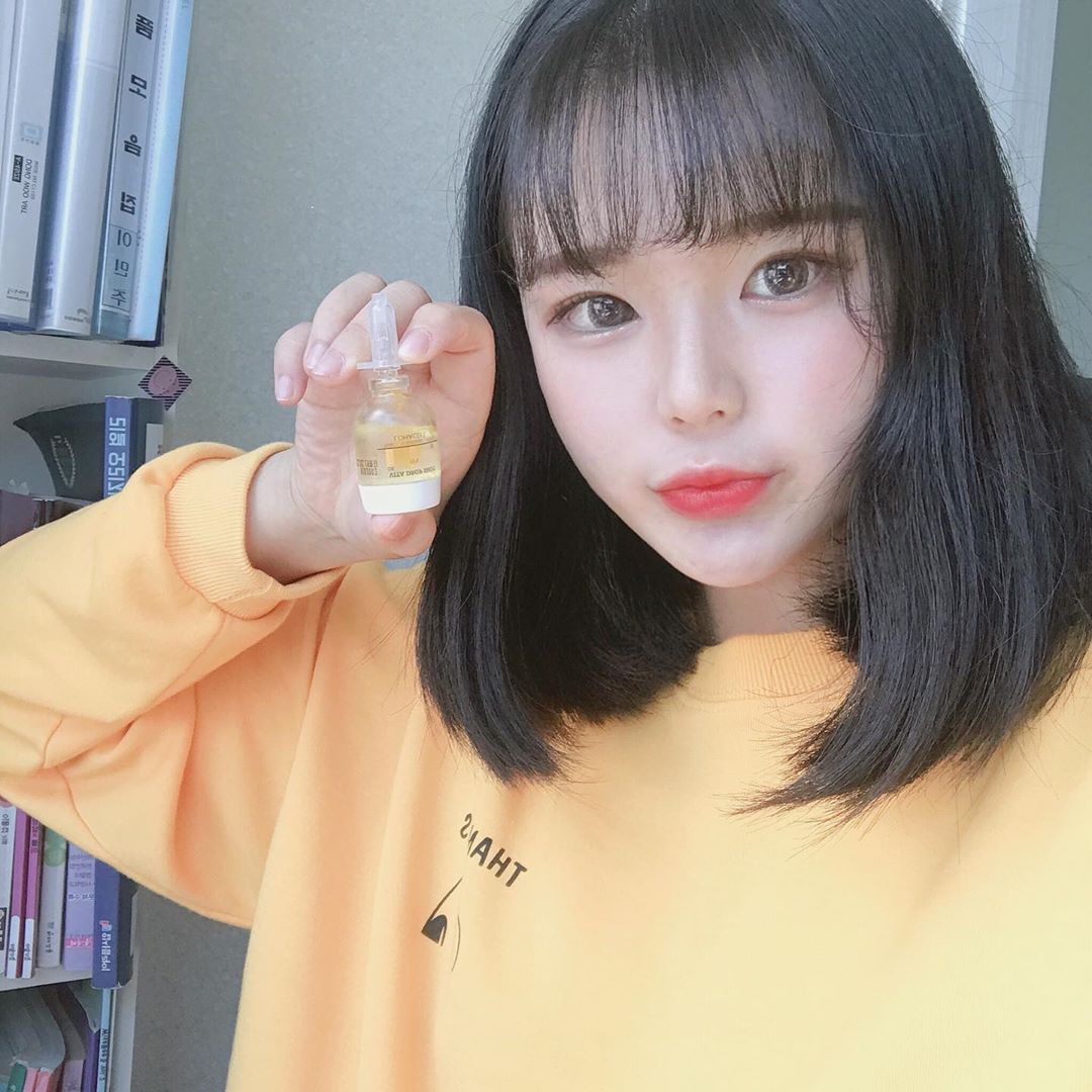 @z_mj_dl on Instagram: “여름 지친피부에 활력주자❗️
9가지 비타민으로 칙칙한 피부에 
영양과 활력을 주는 앰플👍🏻
저자극 이니까 맘 놓고 쓰자👅
#로하셀 #lohacell #로하셀비타드롭샷앰플 #드롭샷앰플 #비타드롭샷앰플 #로하셀앰플 #비타민앰플 #스킨케어 #홈케어”