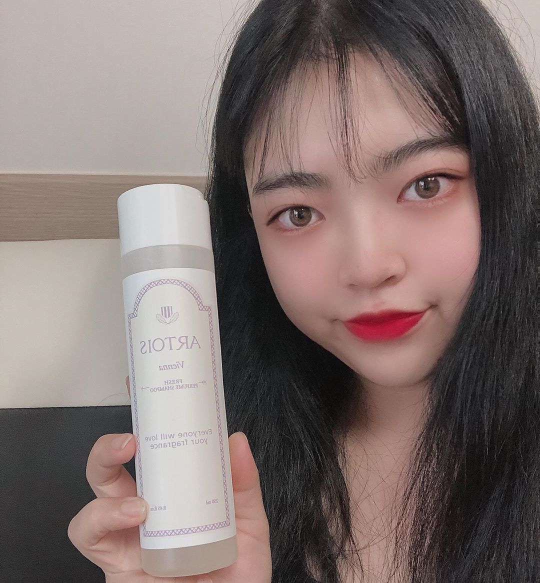 세인🧚🏻‍♀️ on Instagram: “깊고 성숙한 비엔나향이 뿜뿜 향수 안써도 되겠당 염색해서 향기 잘 안나는데 ㅜㅡㅜ 이거 쓰고 머리에서 향기 뿜뿜✌🏻 저자극 약산성 샴푸! 성분은 순하고 향기는 진하고🧐 순한성분으로 두피를 지키쟈ㅑ . . . . . . . #천사연구소 #아르투아…”