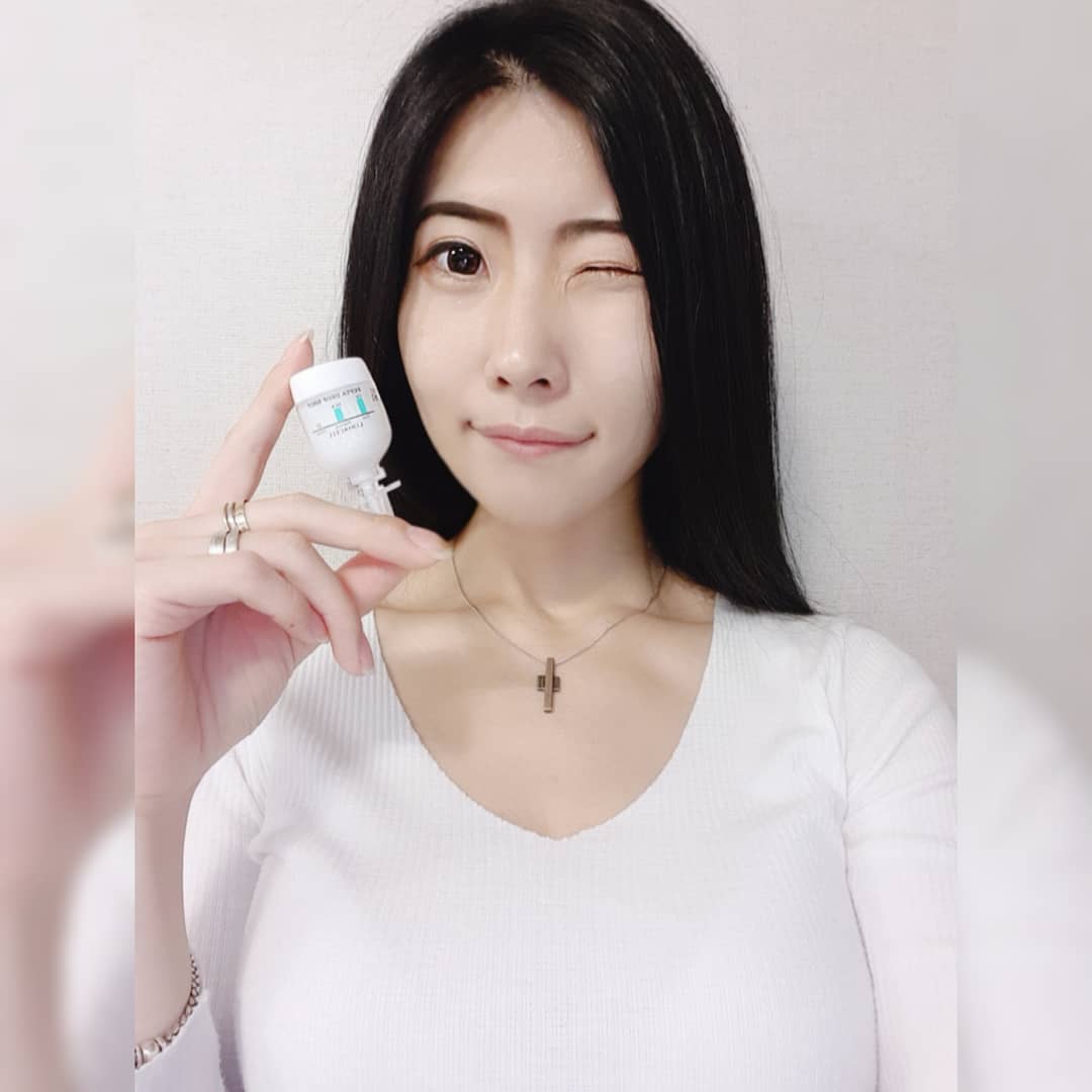 Ling on Instagram: “로하셀 펩타 드롭샷 앰플 미백과 주름개선 2중 기능성 화장품으로 전성분이 EWG 그린등급으로 안심라고 사용할수 있어용 ! 성장인자와 펩타이드, 콜라겐과 탄력향상에 도움을 주는 에버라스팅꽃과 피부진정, 피부 당김 현상을 완화시키는데 도움을 주는 월계수…”