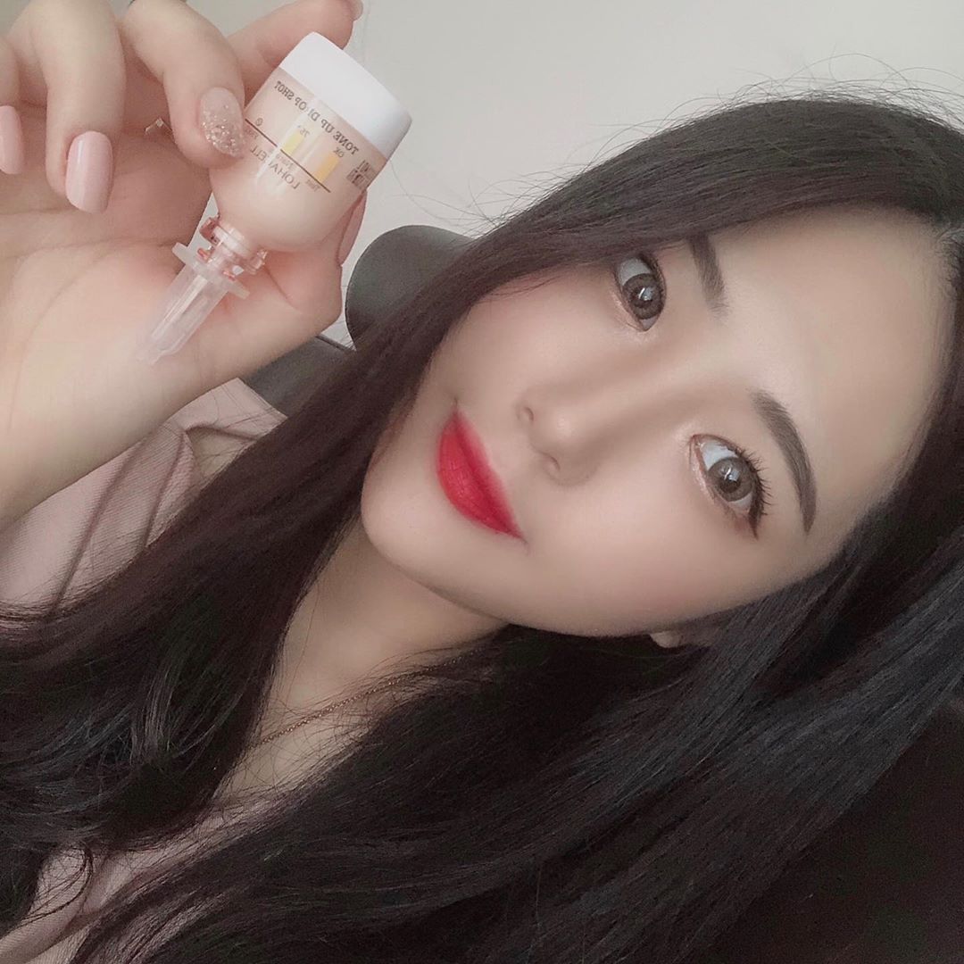 Happiness❤️ on Instagram: “💓로하셀 톤업 드롭샷 앰플💓 내가좋아하는 핑크핑크한 디자인이 일단 너무맘에든당.. 누리끼리한 내피부색에 꼭 필요한 미백앰플😂😂 용량이 작아보이지만 작은양으로도 촉촉하게 관리 가능해용👏 피부 미백에 도움이 될 수 있는 글루타잔과 피부 정화와 활력에…”