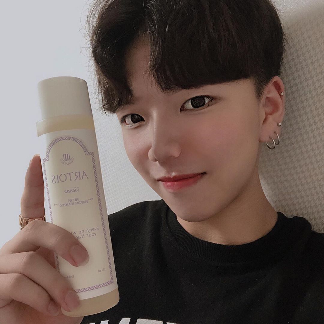 김준영(귀요미) on Instagram: “@1004lab_official 에서 협찬해주셨습니다 - 성분은 순하고 , 향기는 진하기로 유명한 아르투아 비엔나 퍼퓸 샴프 인데요 - 향도 너무 좋아서 좋은데 푸석한 머리와 염색으로 인해 상한 모발에도 도움을 주니까 너무 좋은거 있죠 ? - 식물성…”