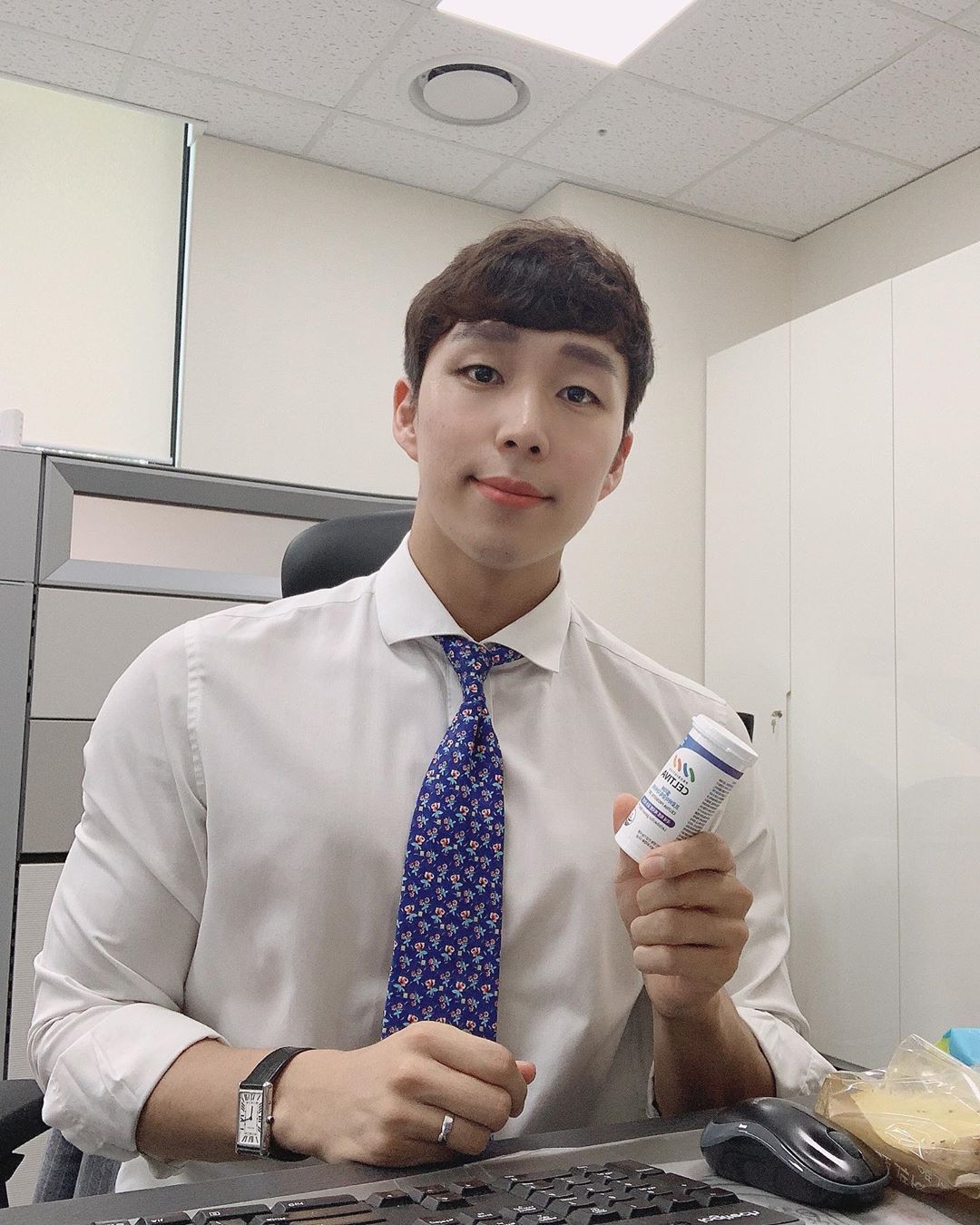 @joyfit.hong on Instagram: “#홍홍홍 - 리얼 인싸는 365일 다이어트하는척🤷🏻 #다들알잖아#관종김찬홍 - - - - 🙏🏻국내 최초 "체지방 감소 유산균 🙏🏻식약처로부터  체지방감소 기능성을  인정받은 개별인정형 유산균 제품 - - - - - #셀티바 #셀티바다이어트…”