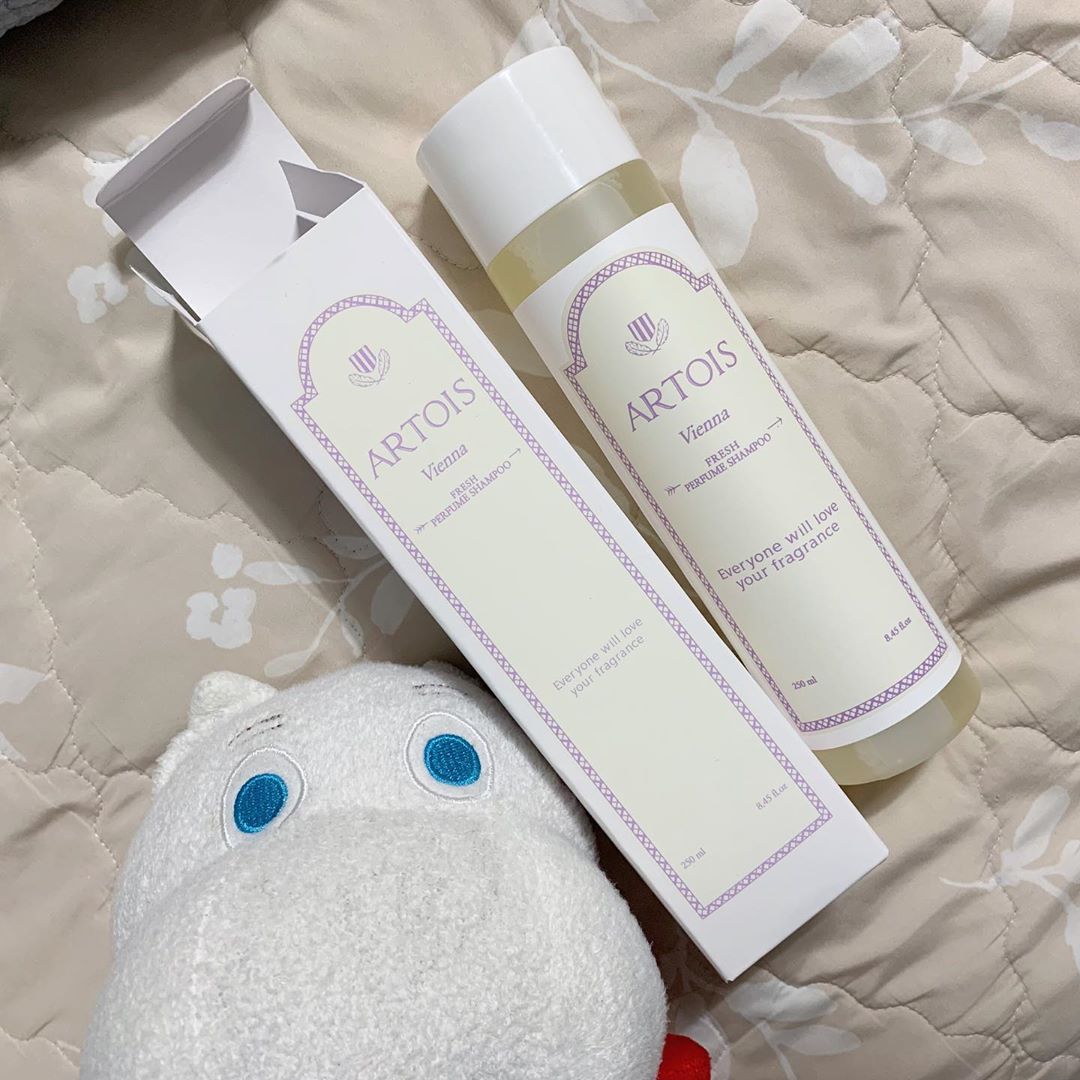 백혜진 on Instagram: “#아르투아샴푸 원래도 퍼퓸샴푸 쟁여놓고 쓸 정도로 좋아하는데! 다른 브랜드는 첫 도전👀 - ⚡️제일 중요한 향⚡️은 베이비파우더랑 머스크향의 중간쯤?! 너무 짙은 향은 별로 안 좋아하는데 적당히 포근한 꽃 향기가 나서 좋음🥰 - 평소 쓰던 것보다…”