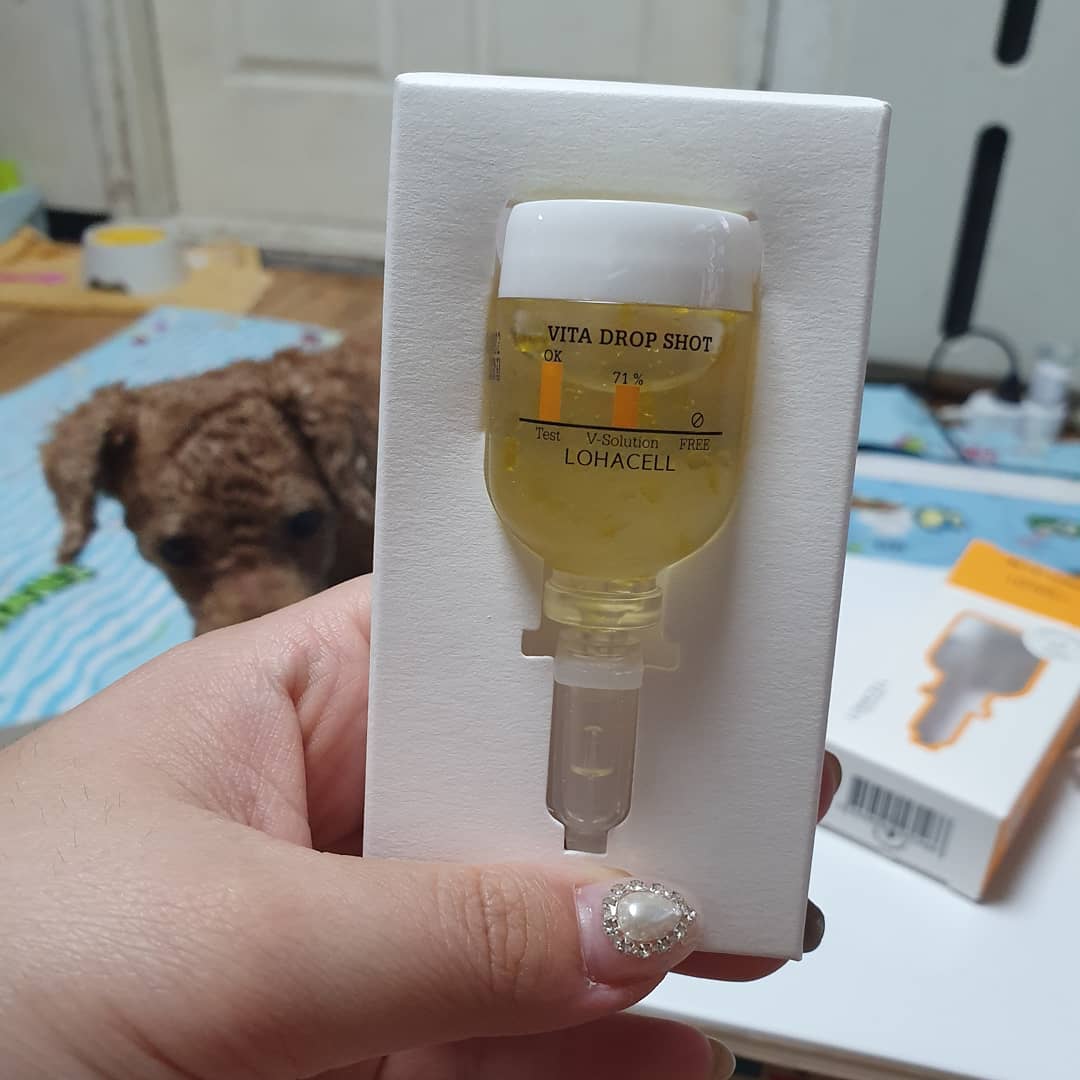 김소연 on Instagram: “9가지 비타민들과 좋은. 성분들만 이루어져 영양과 비타민이 듬뿍들어가서 홈케어하기 좋은 비타민 앰플💛  피부탄력개선,수분보습,미백 등에 도움이 됩니다  #로하셀 #lohacell #로하셀비타드롭샷앰플 #비타드롭샷앰플 #드롭샷앰플 #로하셀앰플…”