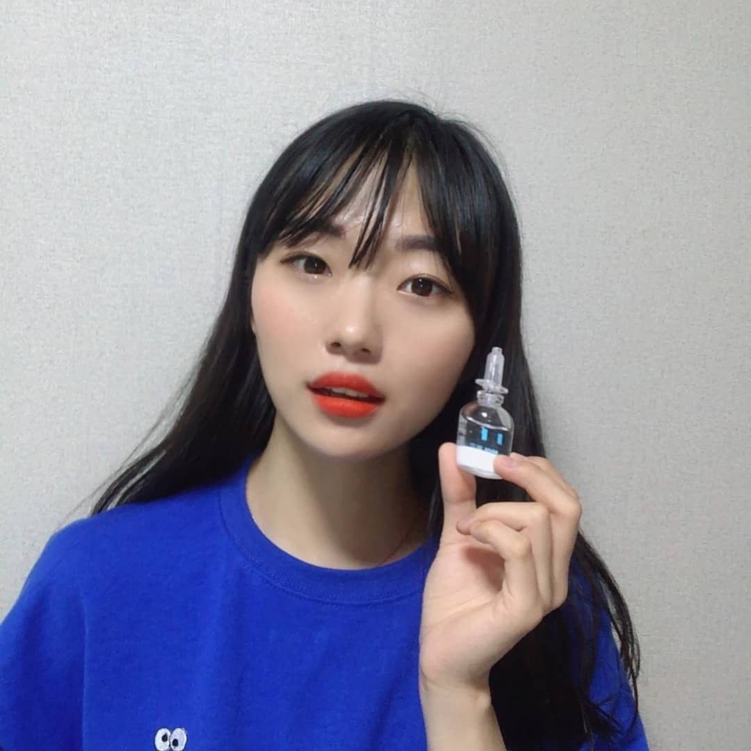Hwang Hae In(황혜인) on Instagram: “97%의 히알마이드와 피부 진정 보습에 도움이 되는 병풀추출물과 마데카소사이드 그리고 피부 보습과 활력에 도움이 될 수 있는 홍삼, 하수오뿌리, 구기자 추출물이 함유되어 있는 @loha_c 하이드롭샷앰플👀💙 미백 주름개선에도 탁월해요✔✔ . . .…”