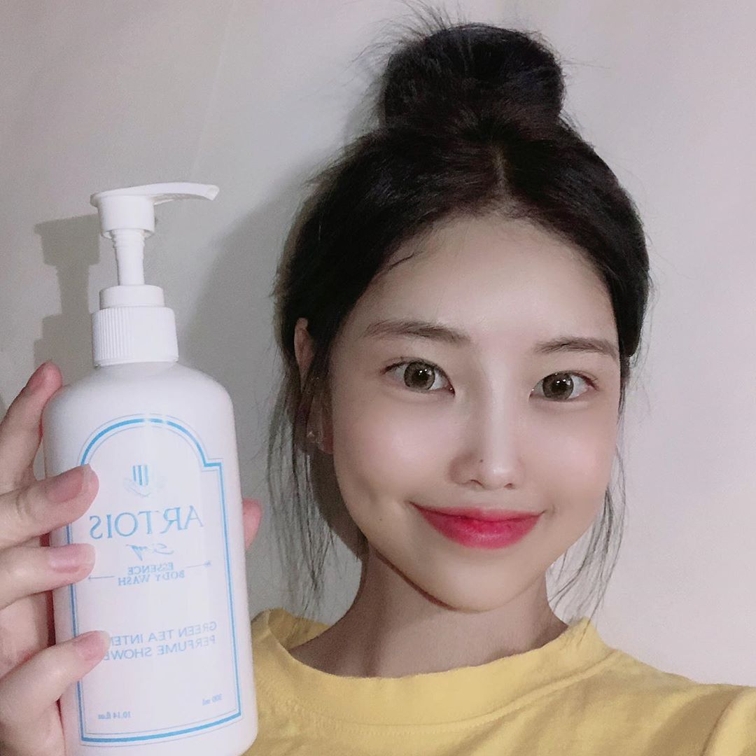 앙증민 on Instagram: “깨끗한 비누향이 진짜 대박!!!🍃 ⠀ 천사연구소에서 만들어서 그런가 진짜 천사향임 ㅠㅠ🧚🏻‍♂️ 거품도 잘 나고 피부가 건조하고 예민한 편인 나에게 딱!👍🏻 ⠀ 쓰고 나면 개운하고 향이 솔솔 나는 게 하루에 다섯번 샤워하고 싶다🙈❤️…”