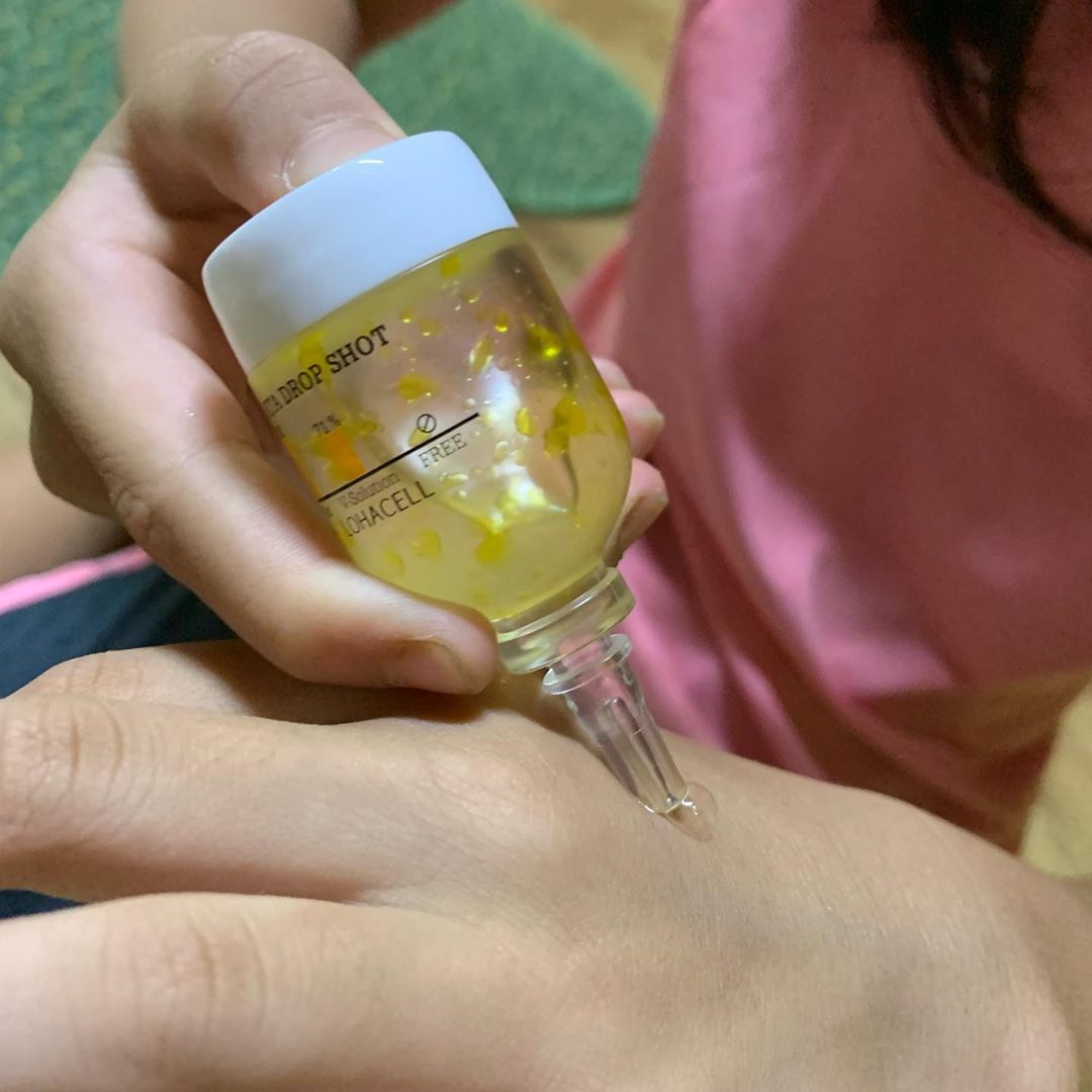 신윤정 on Instagram: “#협찬 로하셀 마스크팩을 제일 자주 쓰는데  비타드롭샷앰플을 받다니,, 주름 미백에 효과 좋은 앰플 한번 짜내면 물처럼 흘러내리지도 않고 끈적이지도 않아서 펴바르면 흡수가 잘된다 9가지 멀티비타민과 비타민나무 수 61%를 함유되있어  피부 활력에…”