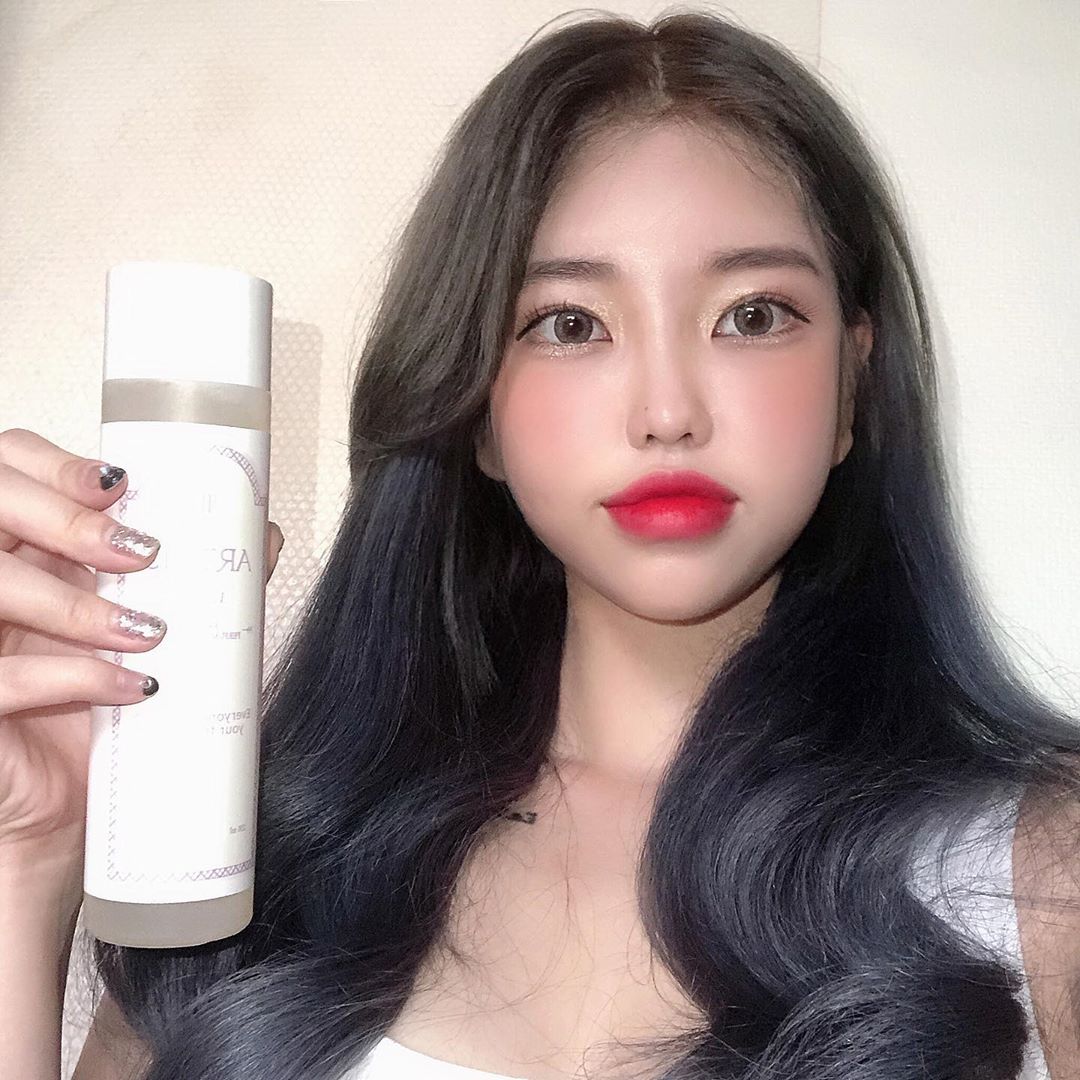 앙증민 on Instagram: “🍃지나가기만 해도 베이비 파우더향 솔솔🍃 ⠀ 평소 쓰던 샴푸는 감고나서 머리 말리고 나면 향이 다 날아가 헤어 미스트를 항상 뿌리곤 했는데, 감을 때부터 외출 후에도 계속 나는 향 때문에 기분이 너무 좋아용🌸 ⠀ 식물성 추출물과 단백질 성분으로…”