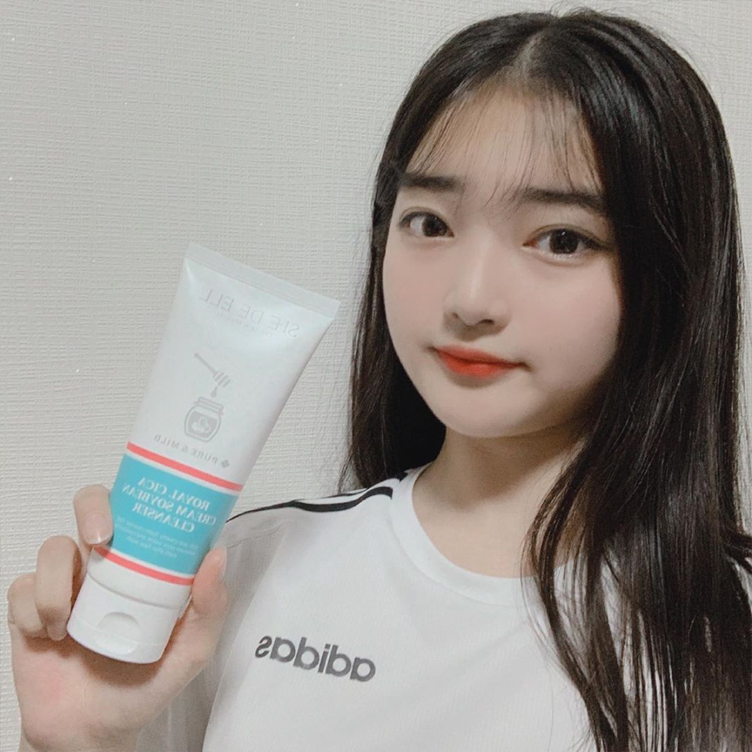 예리 on Instagram: “믿고 쓰는 쉬드엘✨ 로얄 시카 크림 콩클렌저 약산성이고 단백질이 가득한 콩 추출물, 로얄젤리 추출물이 들어있당 거품도 완전 크림처럼 부드럽고 쫀쫀하구 피부 노폐물을 흡착해서 건강한 피부를 만들 수 있어용💛 👉@shedeell (제품제공) #쉬드엘…”