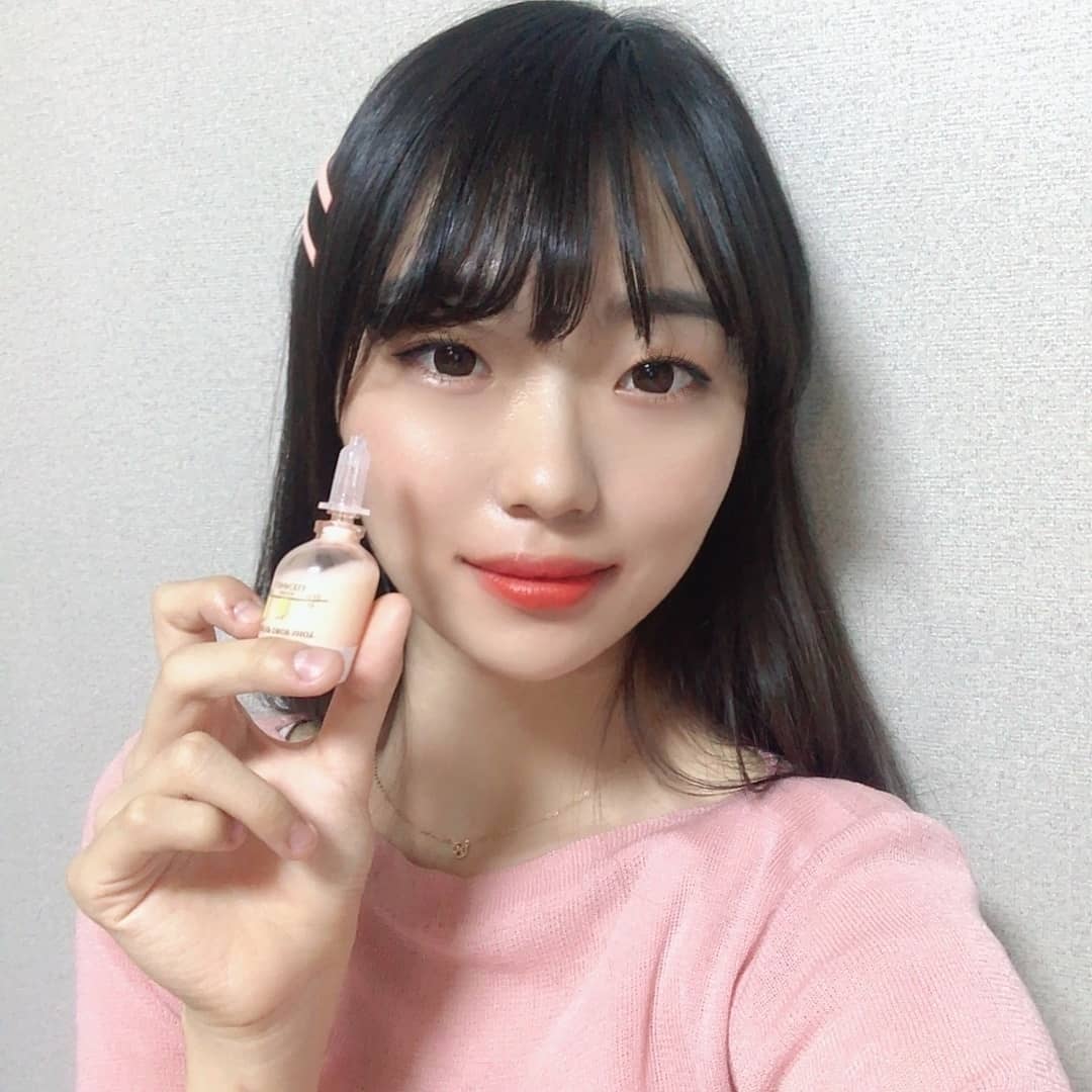 Hwang Hae In(황혜인) on Instagram: “💖로하셀 톤업 드롭샷 앰플💖  피부 미백에 도움이 될 수 있는 글루타잔과 피부 정화와 활력에 도움을 줄 수 있는 성분을 포함하여 피부 미백에 도움을 주는 앰플이에요😊 . . . . . . . #로하셀 #로하셀톤업드롭샷앰플 #앰플 #앰플추천 #미백…”