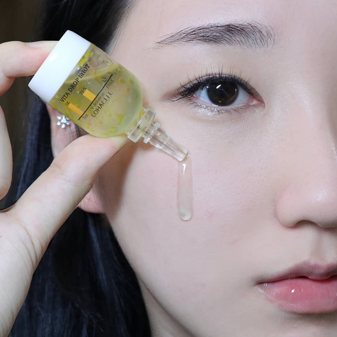 다니, Dani on Instagram: “[LOHACELL] VITA DROP SHOT AMPOULE . 힘을 잃은 지친 피부에 활력을 더해줄 집중 영양 케어 앰플을 소개해 드릴게요- 저는 개인적으로 피부랑 잘 맞아서 2통째 사용중이에요😍 . #로하셀 #비타드롭샷 은 9가지 멀티비타민이…”